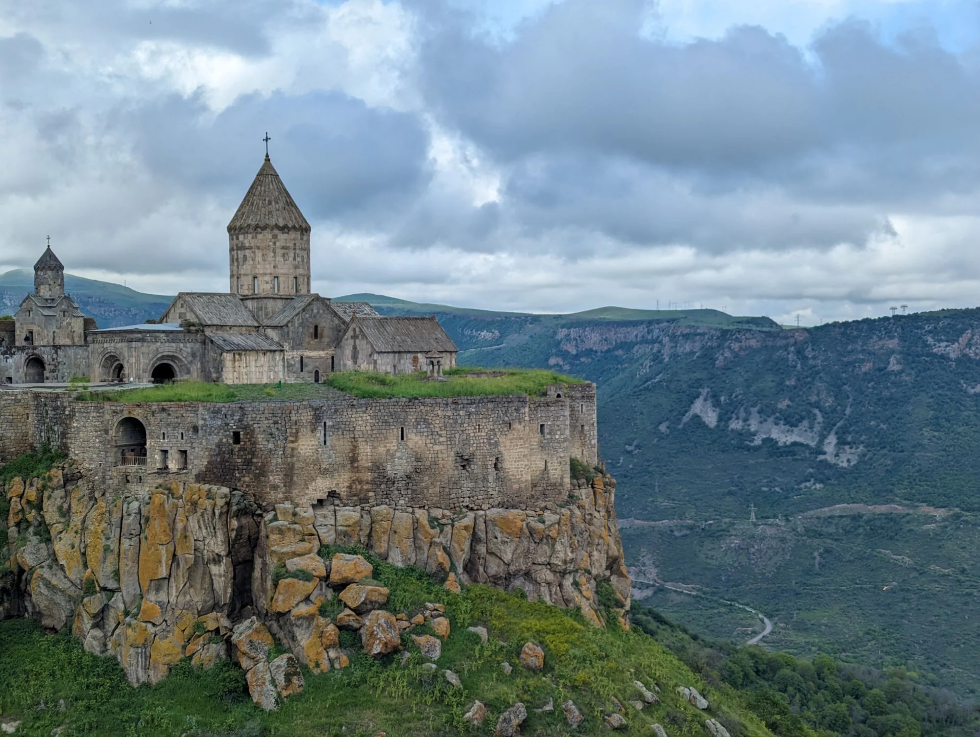 This monastery in Tatev looked very nice. Next to the monastery we took one of the longest (distance between two pillars) cable cars in the world.