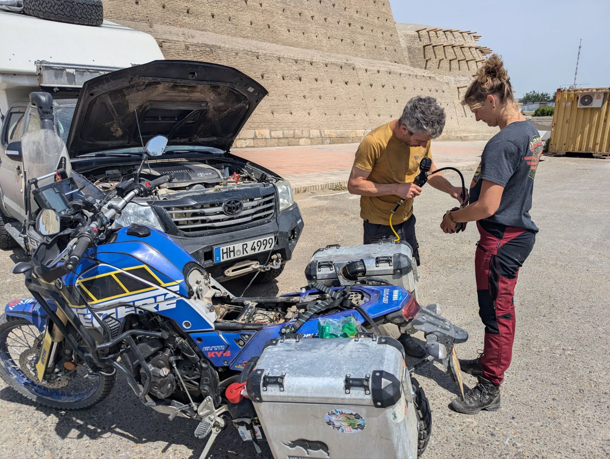 Together we did some maintenance on their bikes and we crafted some custom made spare parts. On the road we learn a lot about repairing and crafting.