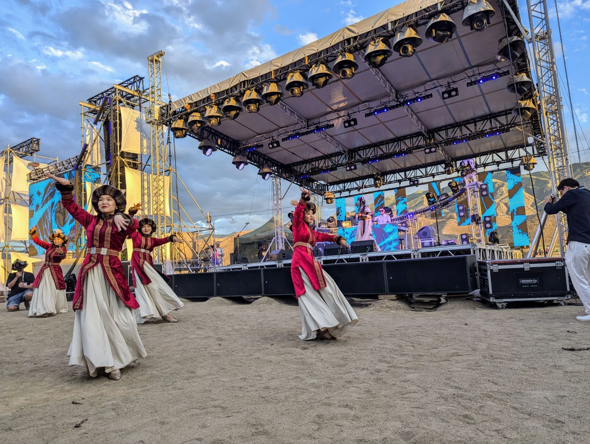 And then the festival started with an awesome mixture of traditional folk and electronic music.