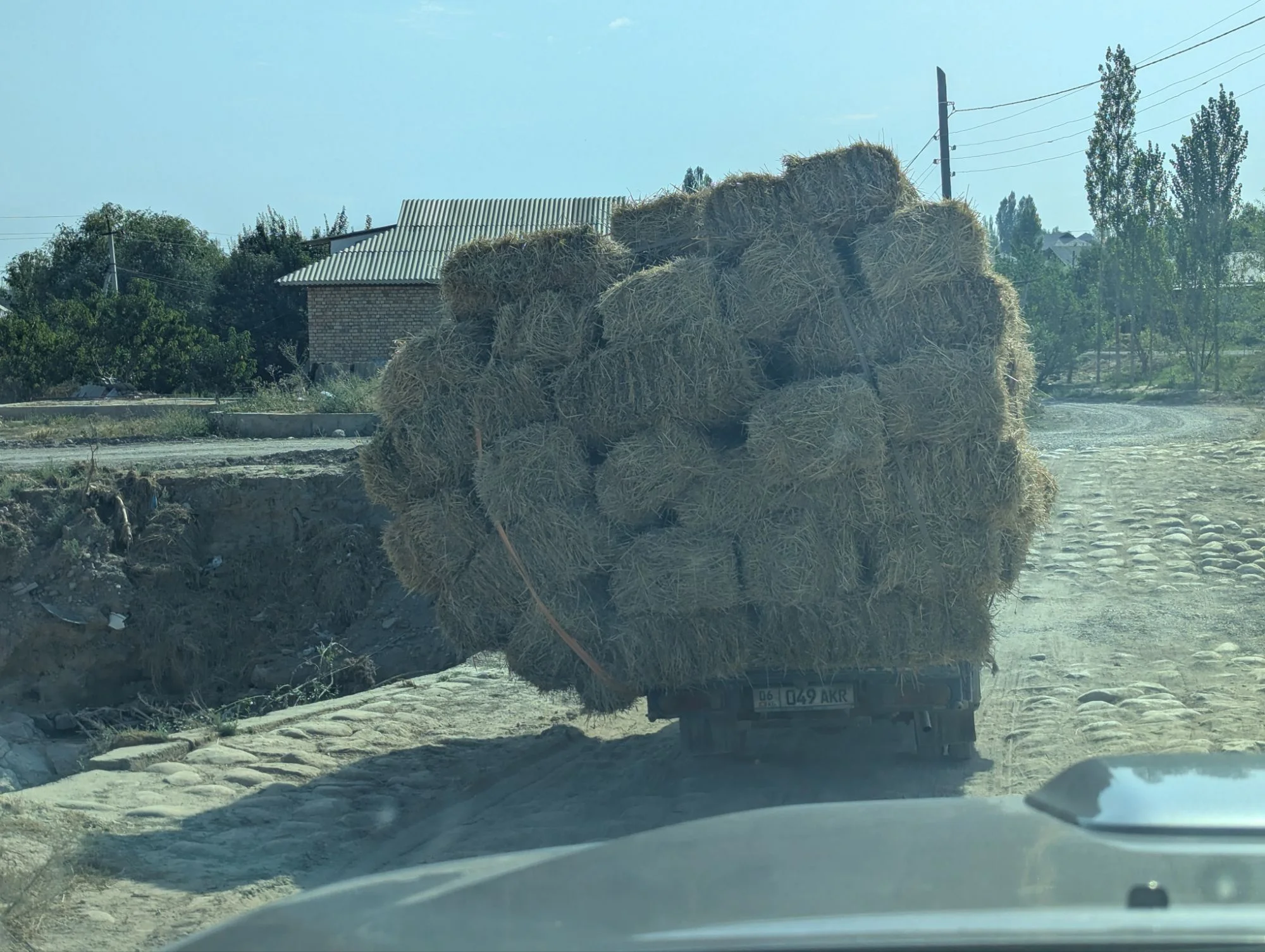 I did admire how the locals were packing their cars but this one was pretty close to flipping over. In the photo he had to go up a bumpy track, the whole transporter was leaning to the left and the front axle was sometimes lifting up a bit 🙄