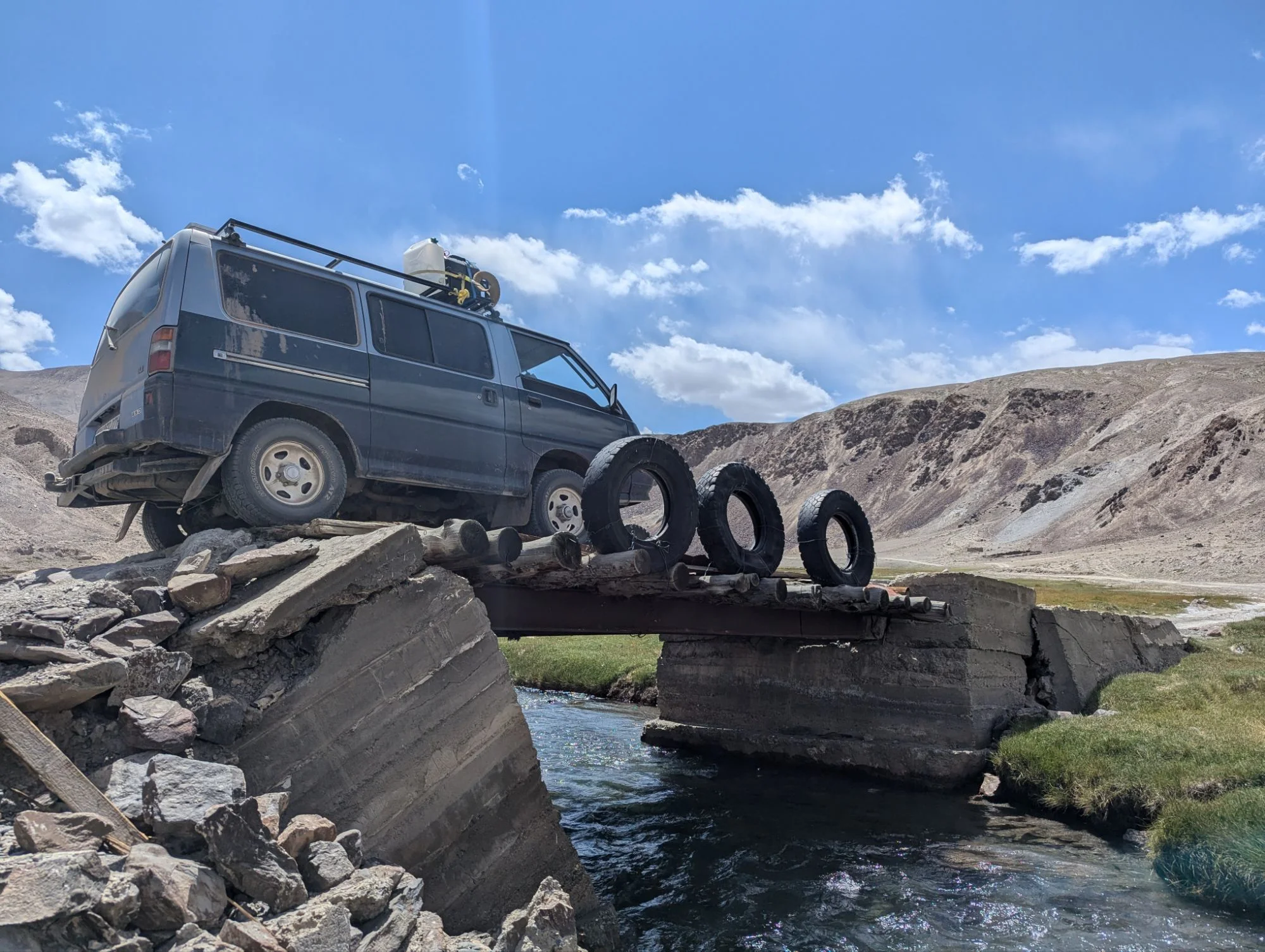 After a few days we continued our way into the famous Bartang Valley. Our plan was to enter it from the east for about 40 km and then return because the tracks in that valley were crazy and we had heard a lot about crazy river crossings and cars getting stuck for days.