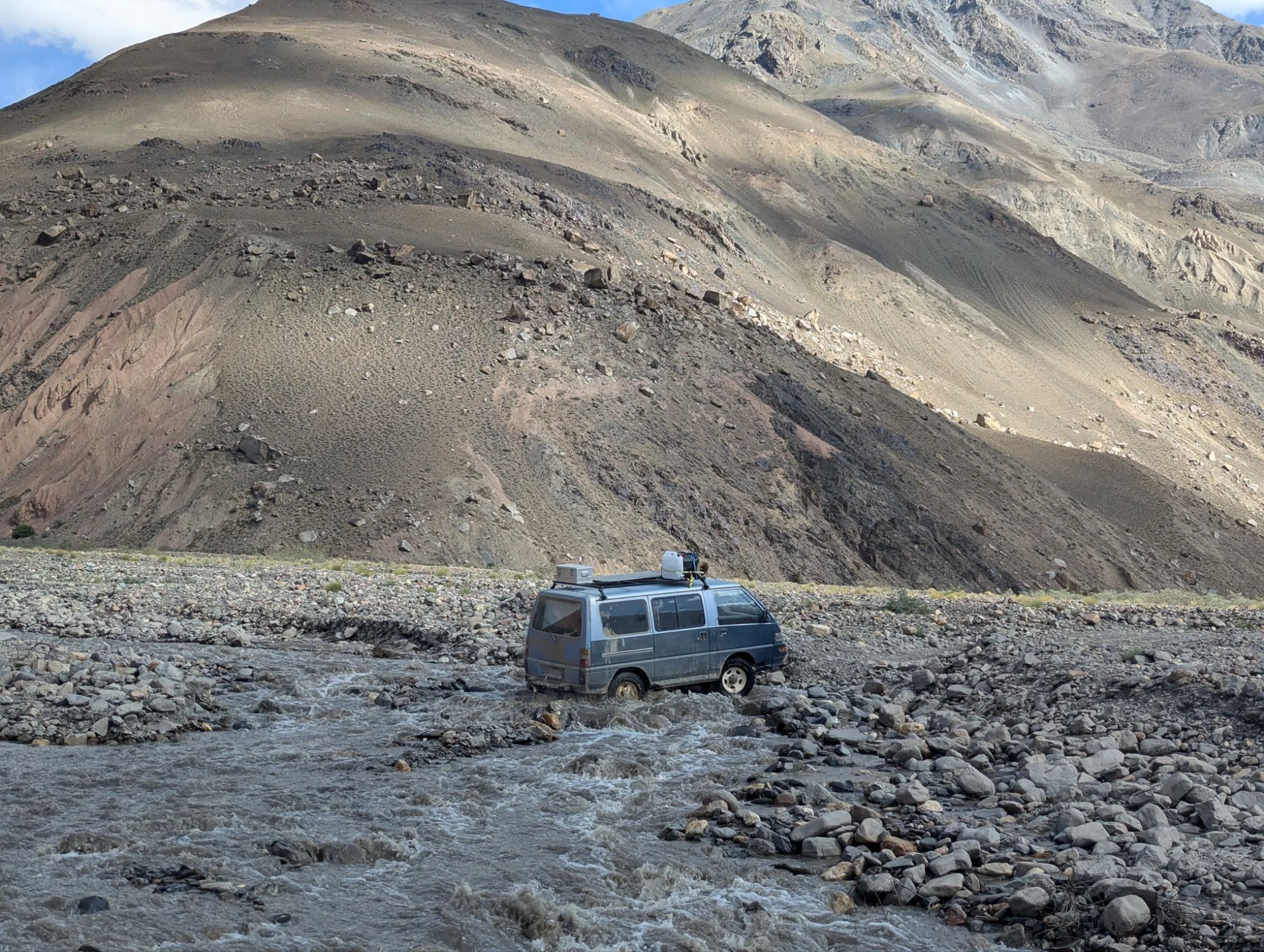 On iOverlander and in the chat groups travelers mentioned primarily three tough sections. We made it through the two river crossings without a problem. As we had guessed the water level and current were pretty low. But still it felt pretty adventurous.