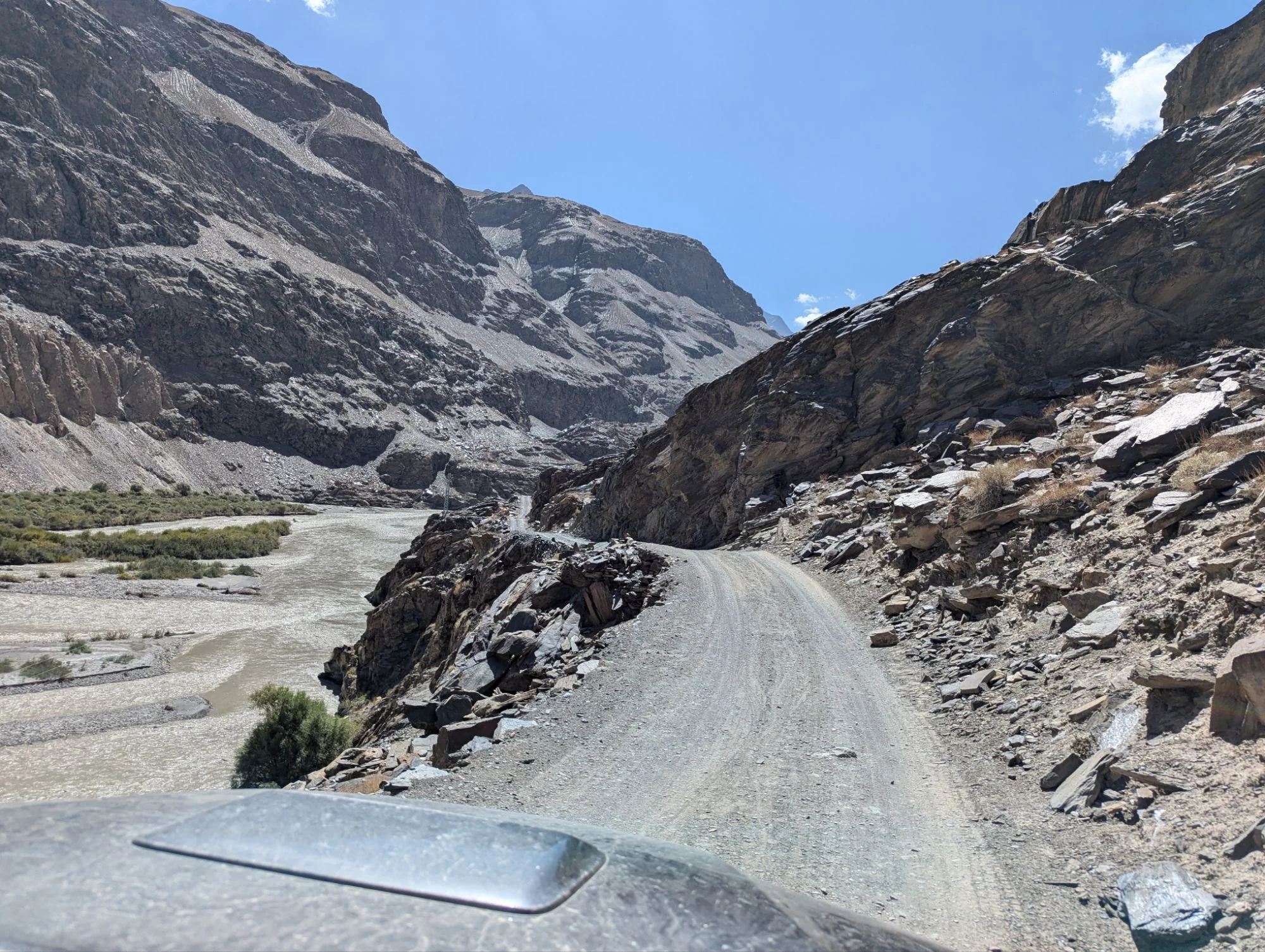But once we had reached a certain point we decided to just continue and try to drive through the whole valley because the weather was perfect and had been like that for a long time.
