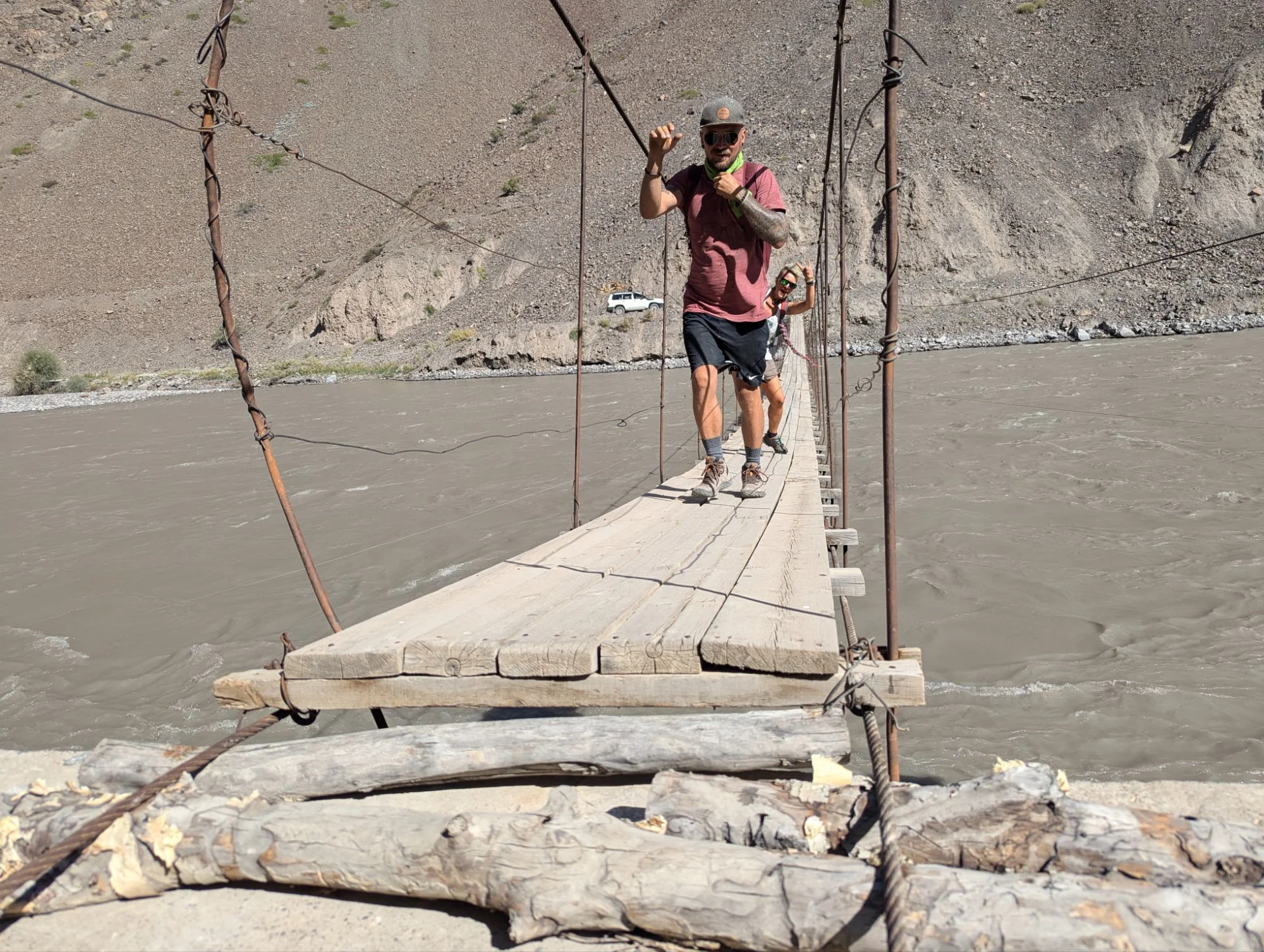 We did a nice and easy hike to a remote village which was only accessible by foot. On the way we met other travelers.