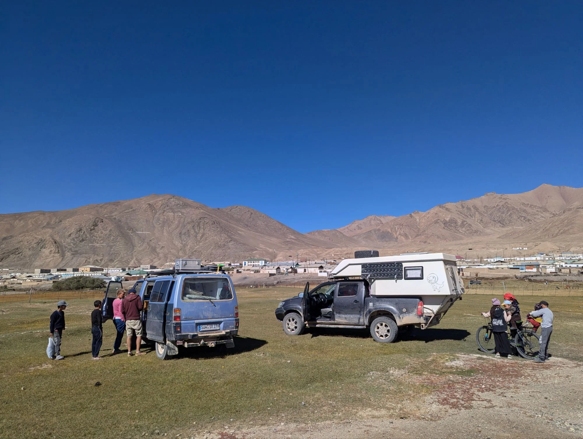 In Murghab, we met a horde of local children who got a bit annoying from time to time. But it was still a nice encounter. We played again with our kite and made some jokes. And we met an interesting group of other travelers. Some traveling with a van, some with a car and some back packing. We had a chat, borrowed them some US Dollar (because the bank in Murghab does not exchange Euro) and talked about the way laying ahead to Kyrgyzstan. We told them about the pretty though part between the borders and promised that we would tow their van over this tricky part if it would be necessary. So we made up a day on which we would all cross the border together.