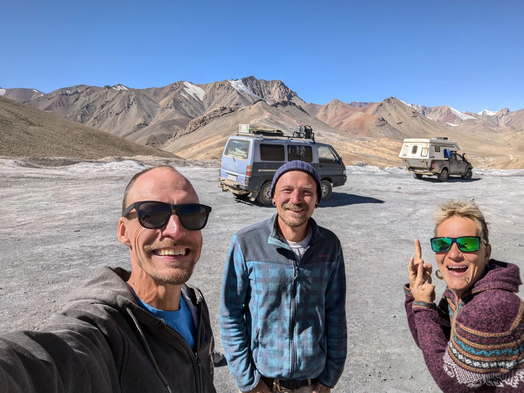 After a nice hike and some days, we continued our way to the highest point of our Pamir adventure: 4500 meters. The cars did everything very well and we had a nice view.