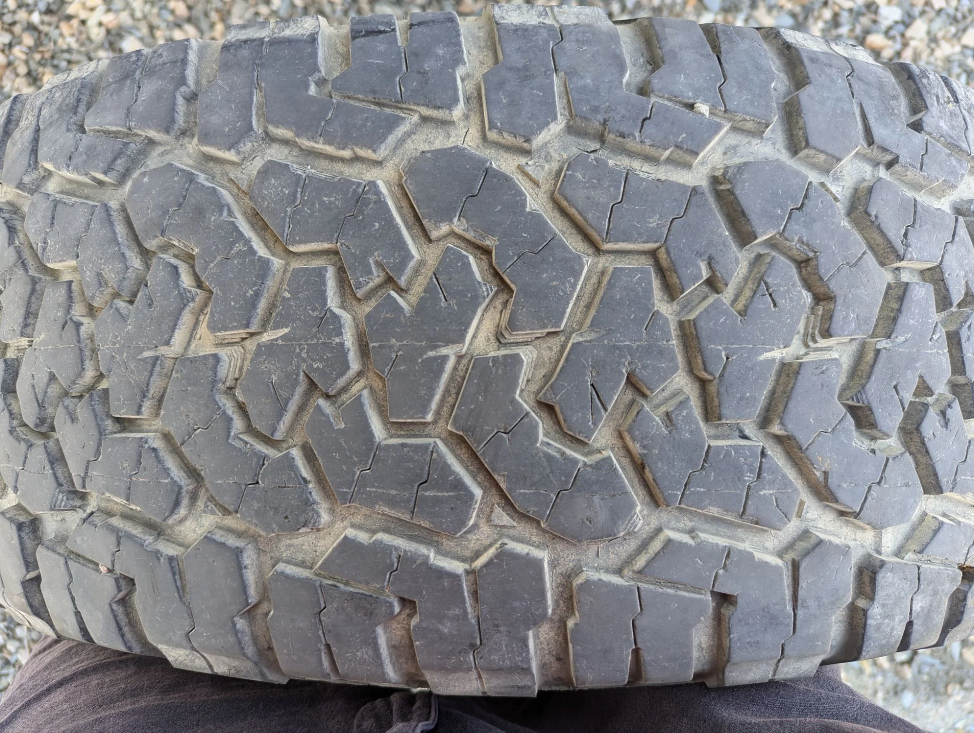 We continued our tyre rotation and our cheap Chinese tyres still looked very good after all the gravel roads and stones in the Pamir region.