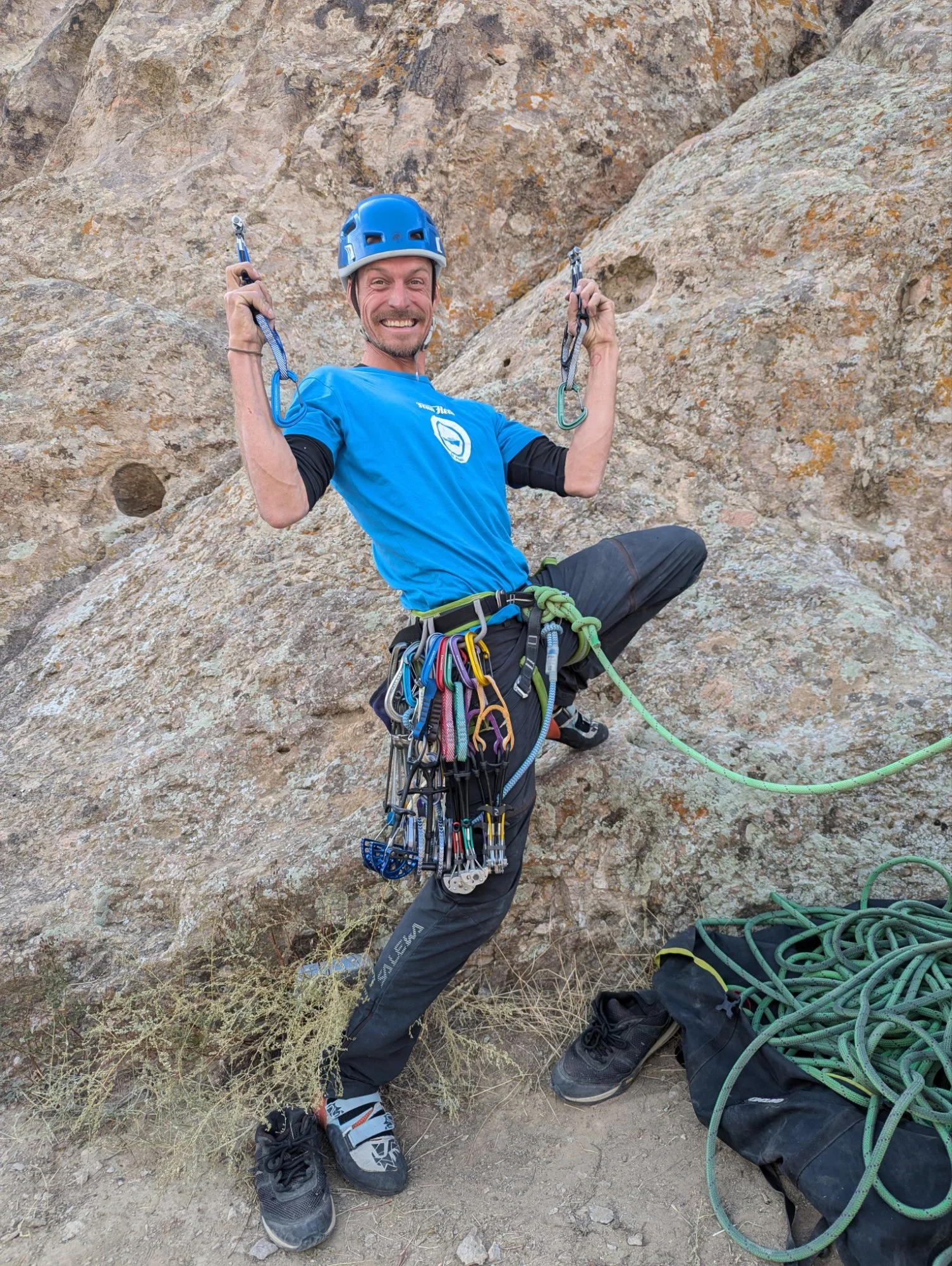 Didi brought trad (traditional climbing) gear and let me try it. It was my first time using that stuff and it was very interesting. In the sport/ rock climbing the bolts in the wall where you attach your robe are already set. In trad climbing you have to set these points by your own. To do so, you carry a lot of fancy and expensive gear around.