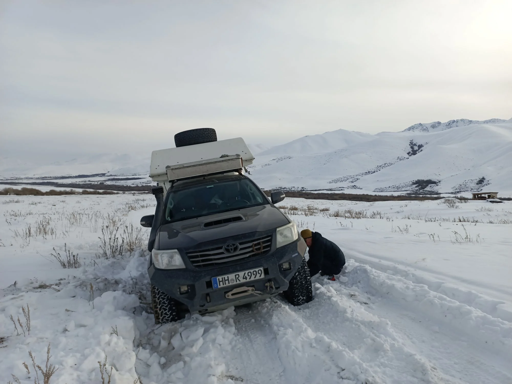 On the hunt for more snow we went up to the highest mountain areas of Kyrgyzstan south west of Bishkek on 2200 to 3200 meters. We got stuck in the snow while looking for a nice camp spot near snow covered hills that would allow ski touring.