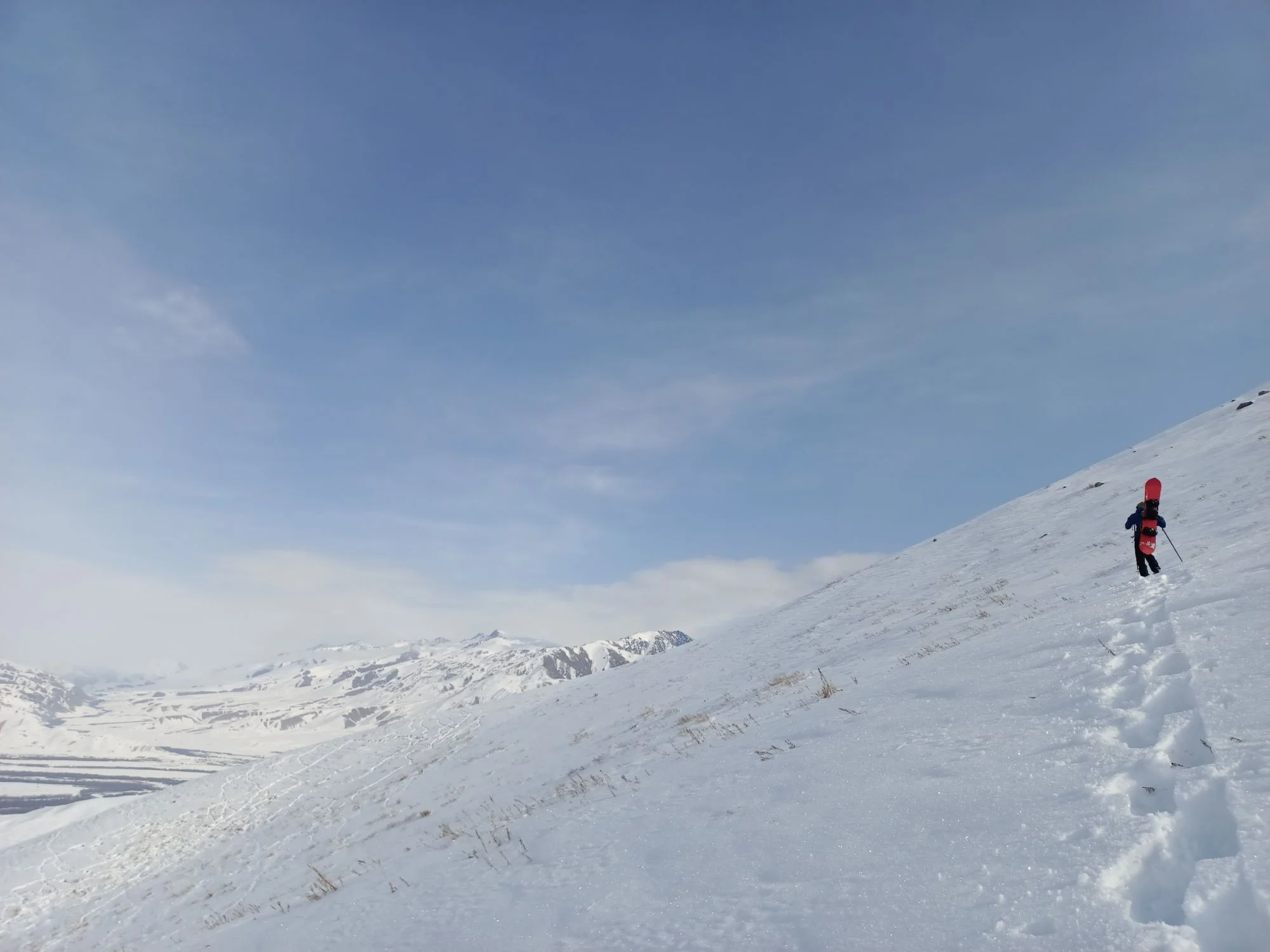 We found a camp spot but did not check the weather forecast until it was dark only to find out that the forecast was -25 degrees Celsius. With what we had learned the last time, it went all pretty good. We did a nice ski tour but the snow was barely deep enough.
