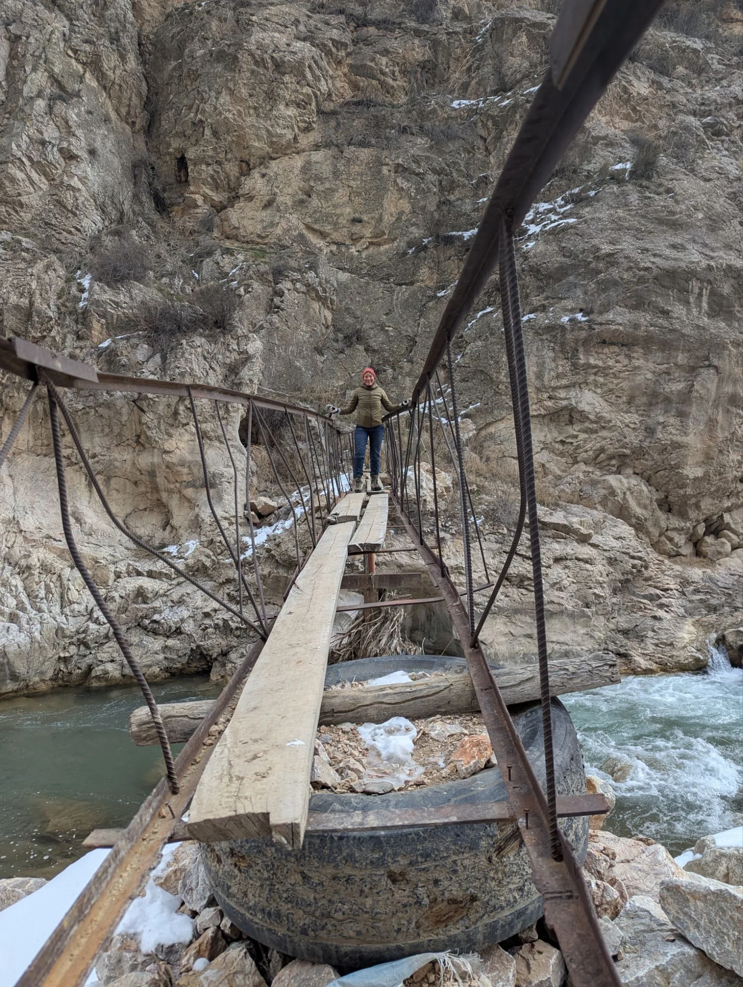 We went further south in the region west of Osh because the snow was still barely enough for ski touring and we preferred warmer conditions when ski touring would not be possible. Racki found nice hiking tours. On one we encountered this cute bridge.