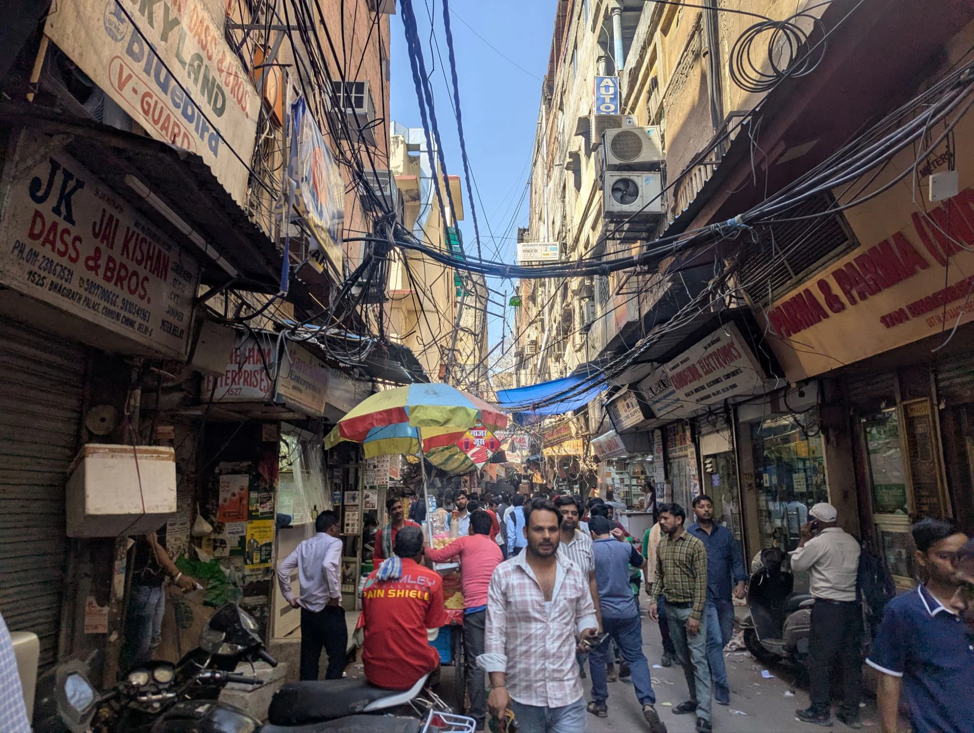 An ordinary shopping area in the old town.