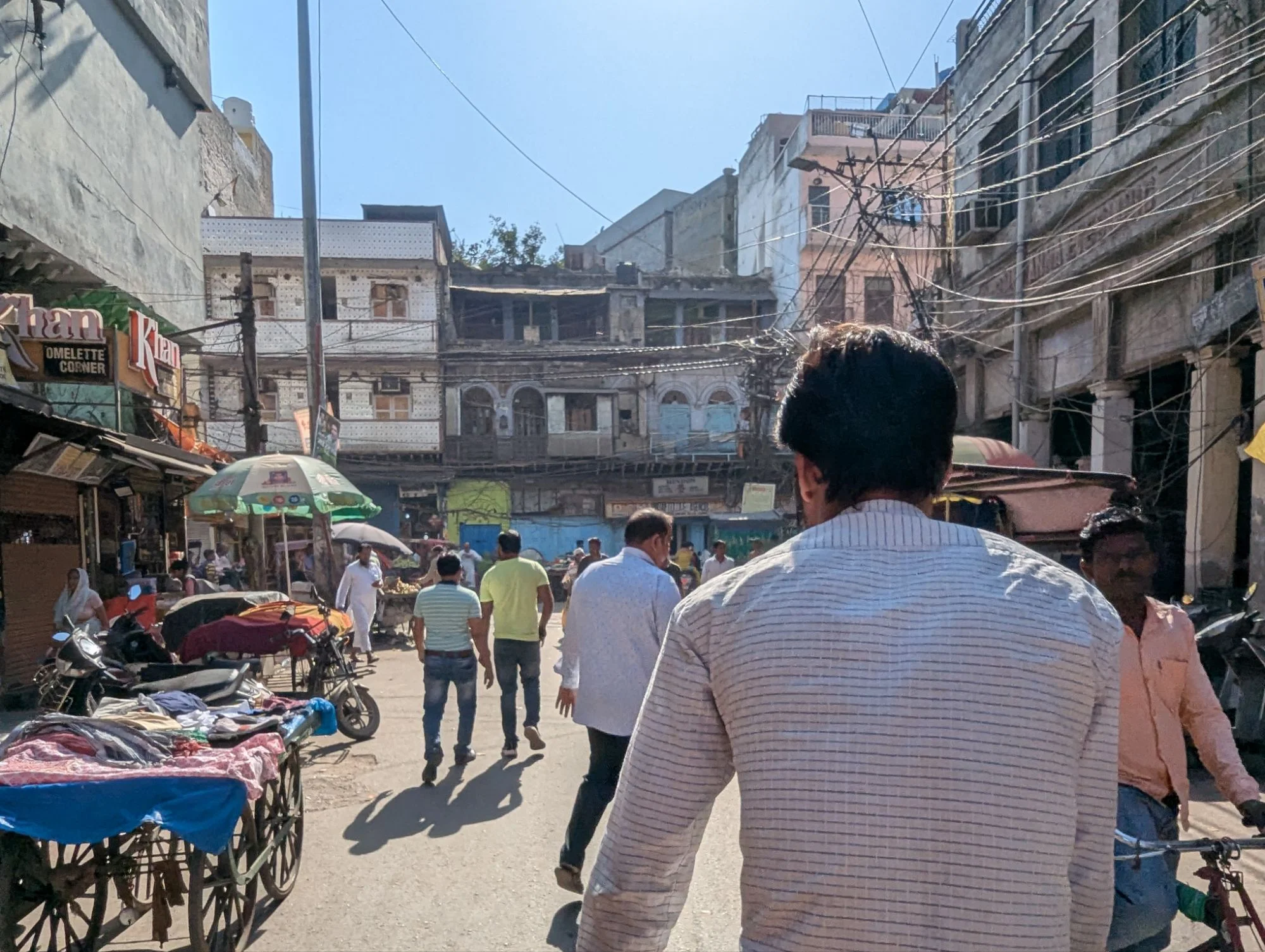 We decided to take a rigsha. Before we started, we showed the driver where we wanted to go because we were wondering if it wouldn&rsquo;t be too far. About seven kilometers. He was fine with that.