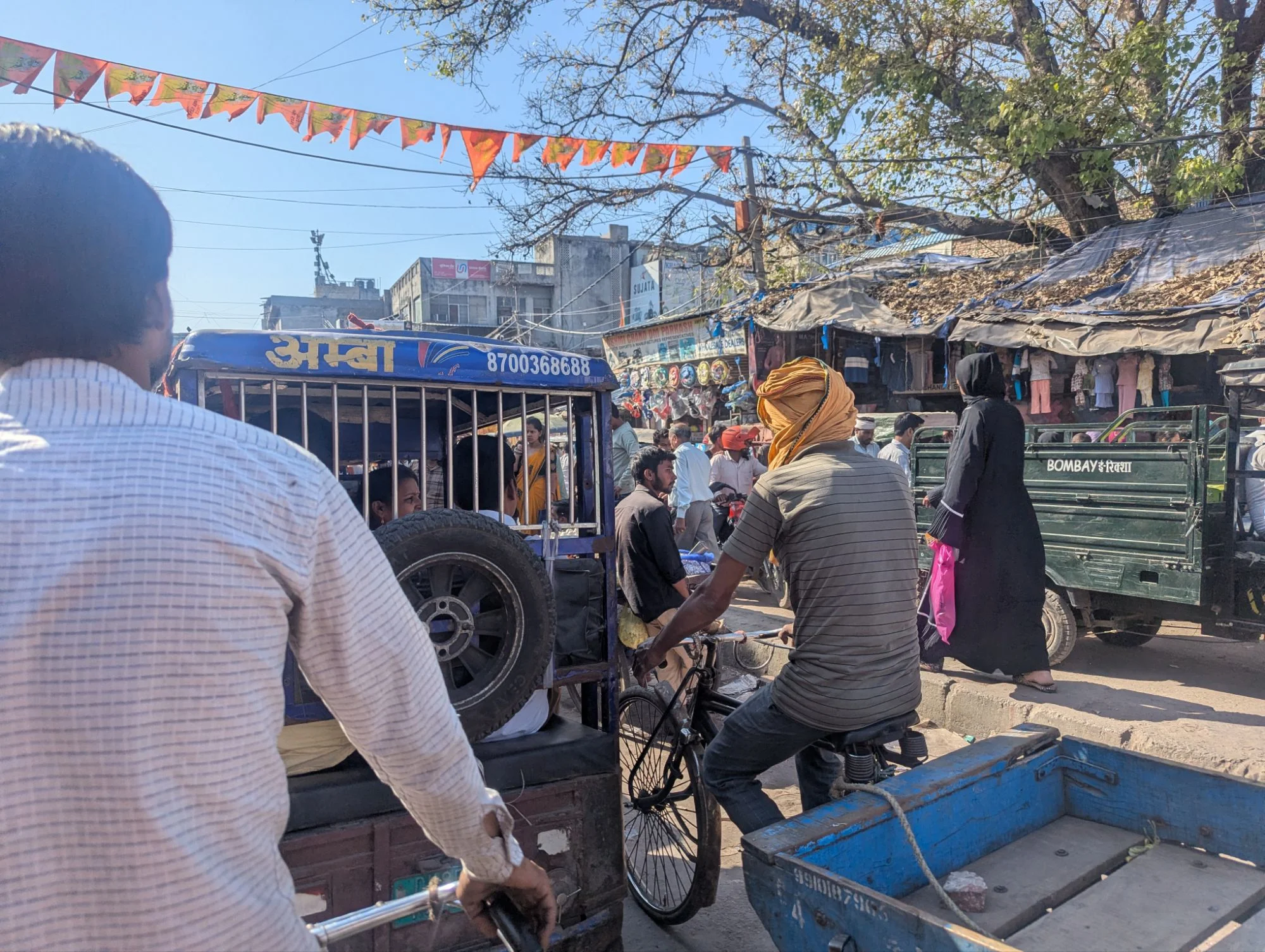 In the car free area of old town, he pushed our rigsha through the tiniest free spots. After some kilometers he got exhausted and driving on the bigger streets of Delhi, with big trucks and busses, felt more and more adventurous. Sometimes he spoke to other locals, told them where he was going and they showed him pretty much respect for his mission. We asked if we should switch to a taxi, but he wanted to get going. In the end, we made it, our driver was happy and I felt that he was kind of proud.