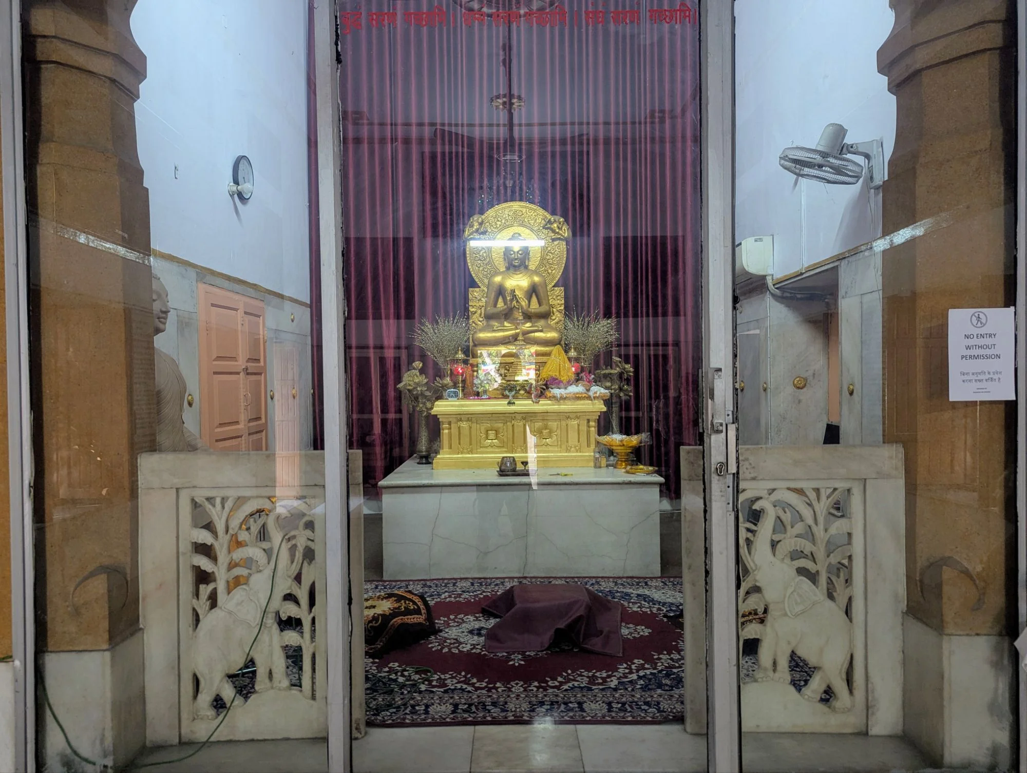 In a small Buddhist temple, I did a meditation and Racki relaxed a bit. After that we had dinner and took the metro to the airport.