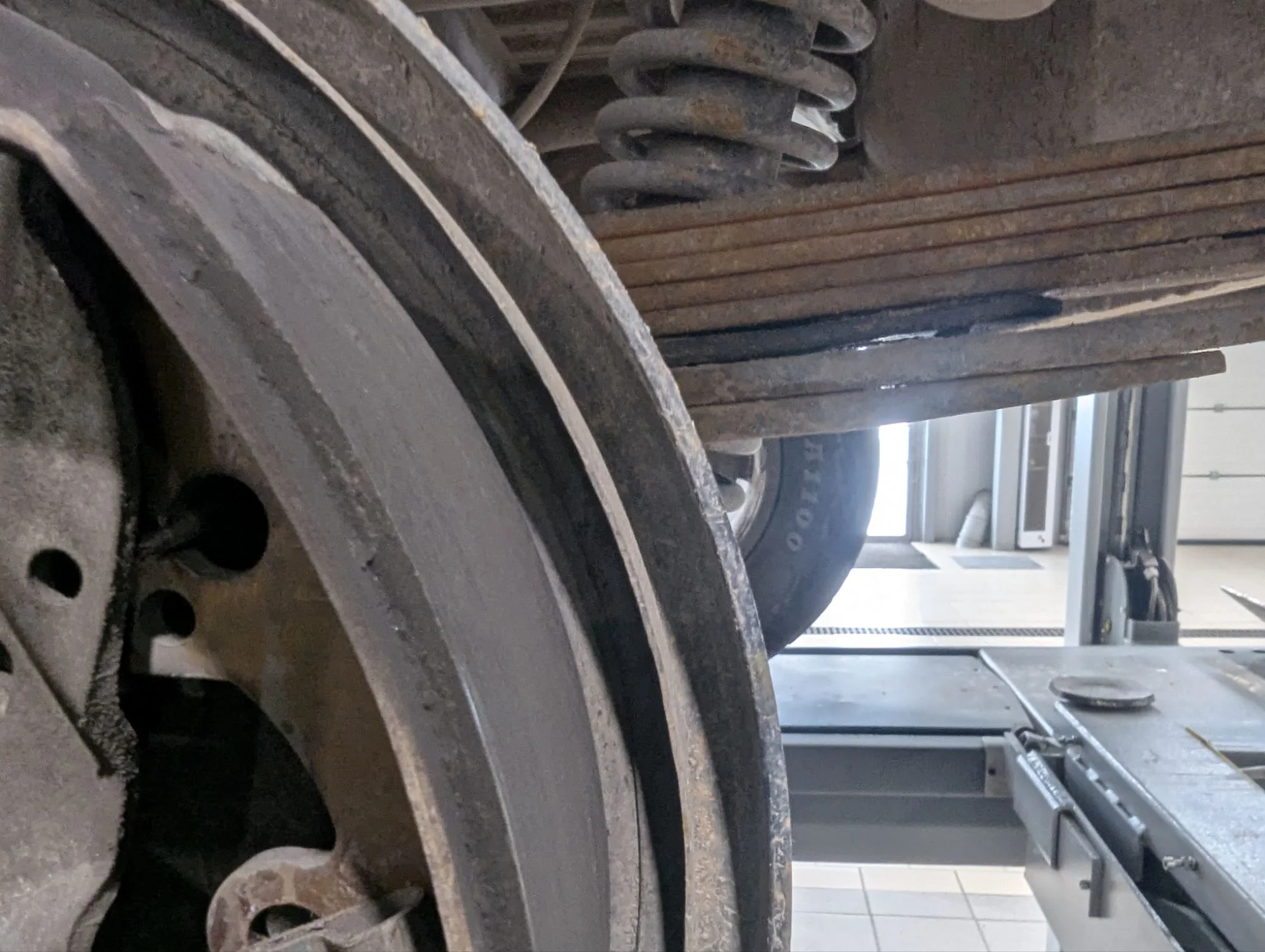 The next days we spent doing some maintenance and improvements on Rosinante. We were sure that the brake pads of rear brake needed to be changed, but they did not. Another 120 Euros for basically nothing.