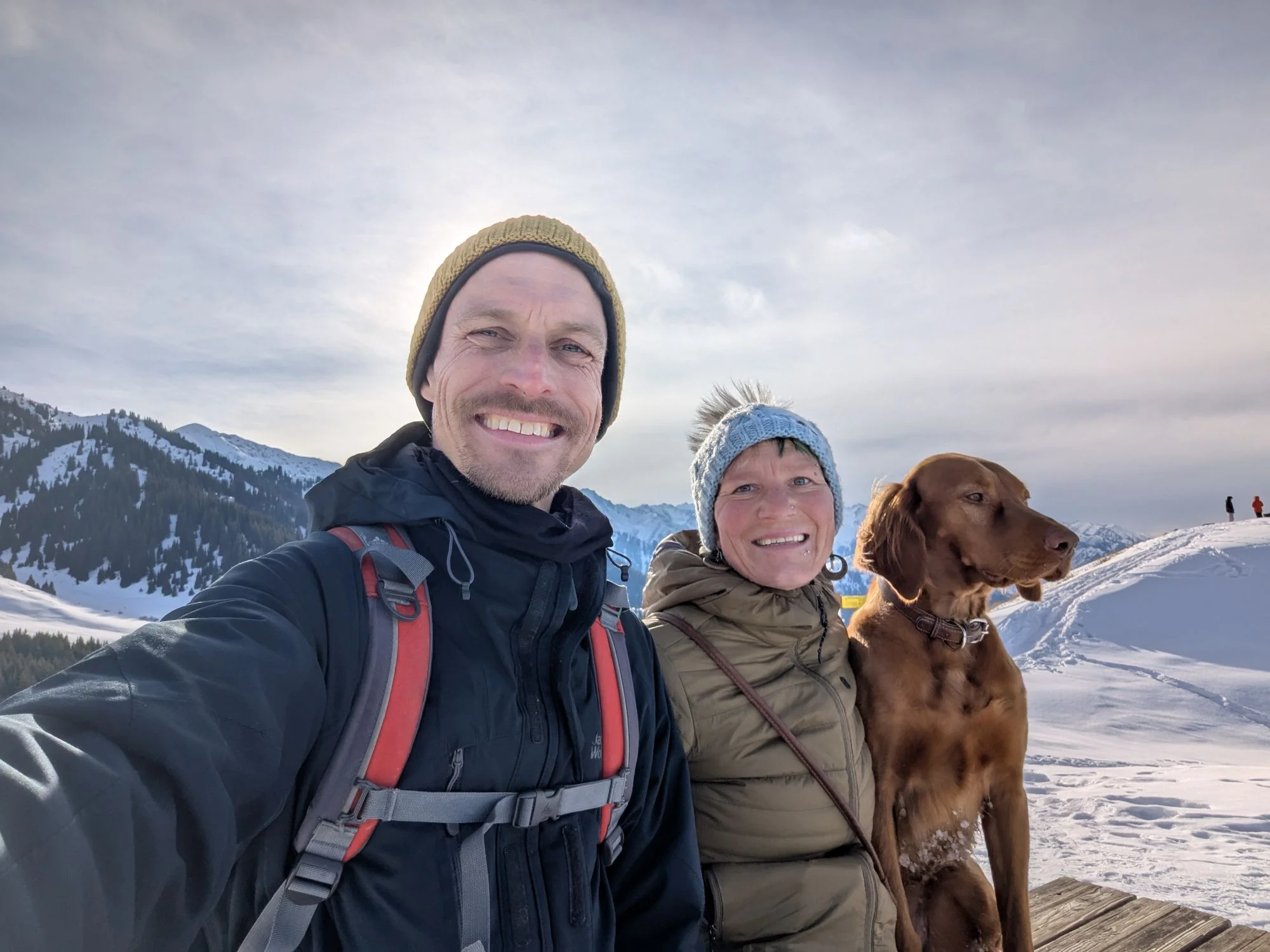 One day, we took the dog of friends for a nice walk on the snowy mountains.
