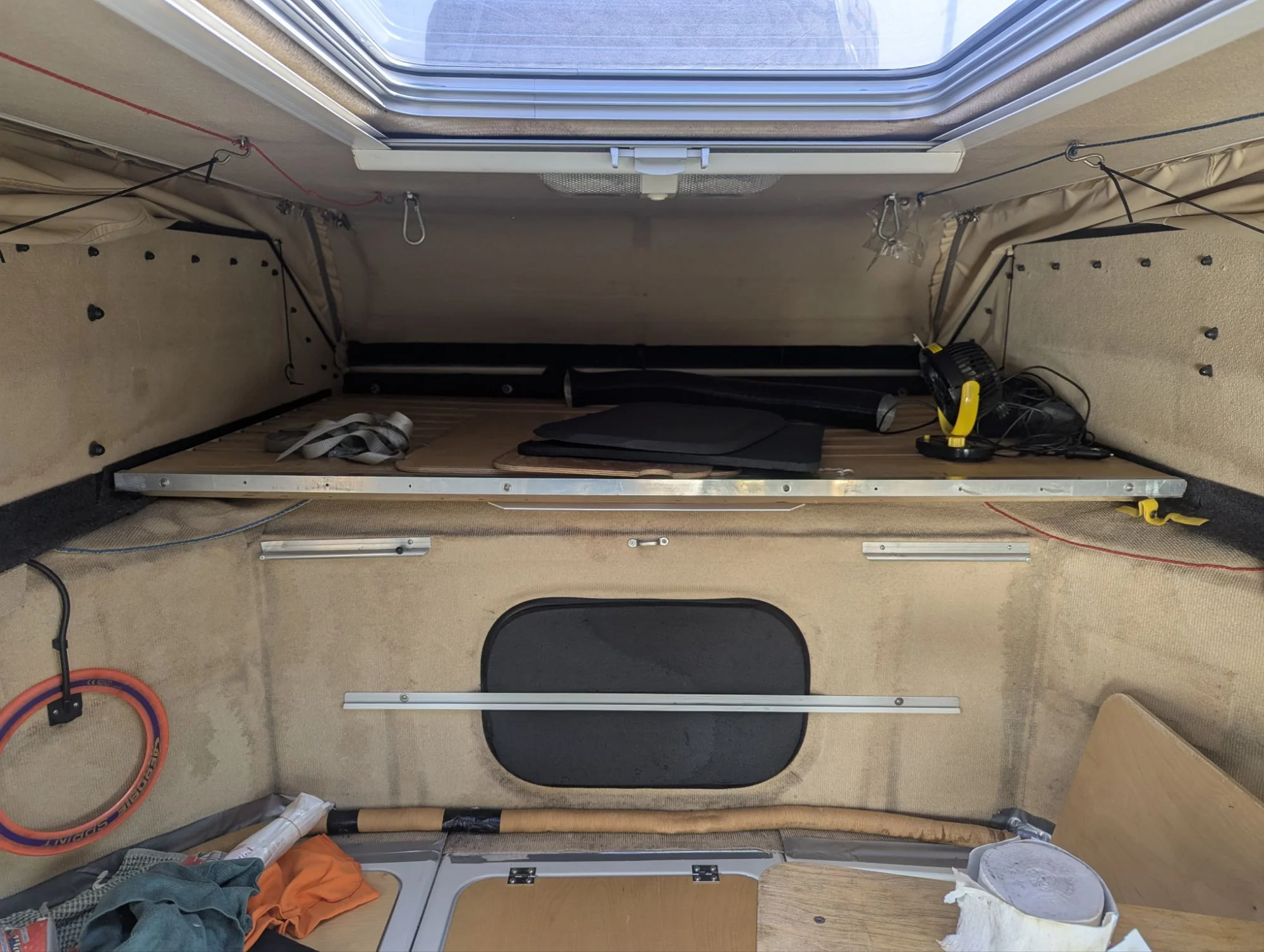 We went back to Almaty (Kazakhstan) to take care of the house and cat of friends while they were in Germany for their holidays. For us this was perfect to clean and maintain Rosinante&rsquo;s camping cabin.