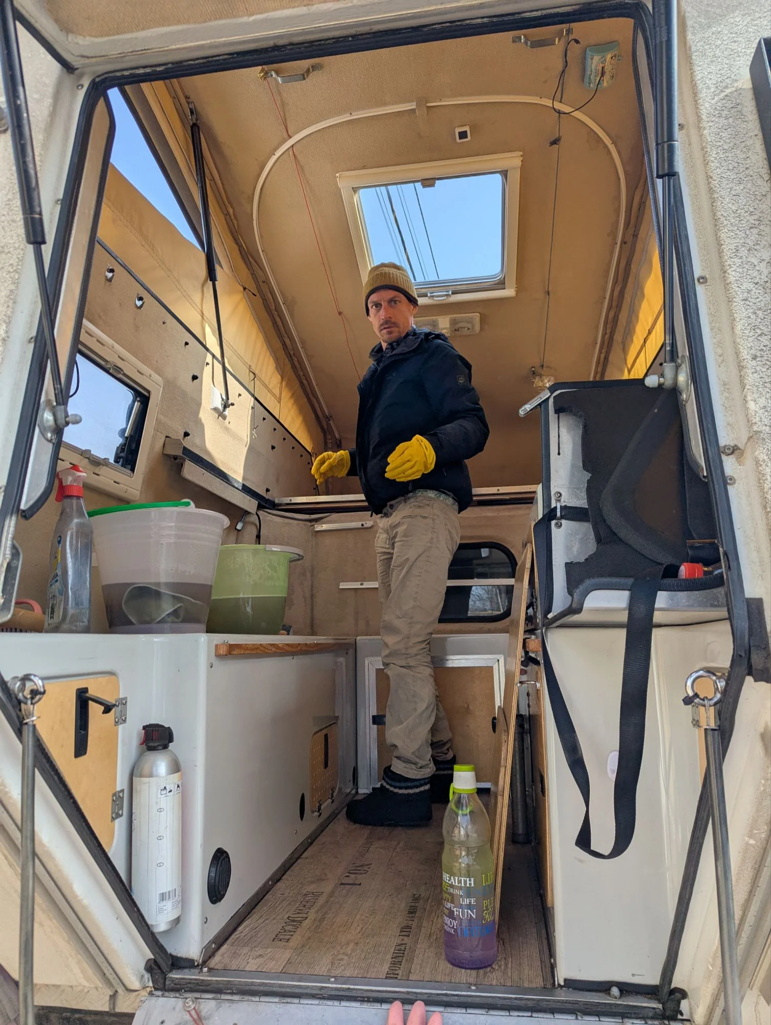 First of all we emptied the whole cabin and cleaned it a crazy lot. Some parts of the carpet we had to clean with bleach to remove moldy or strong dirt. I was not a big fan of bleach but in the end, when living for so long in a small cabin, it is like a magical cleaner.