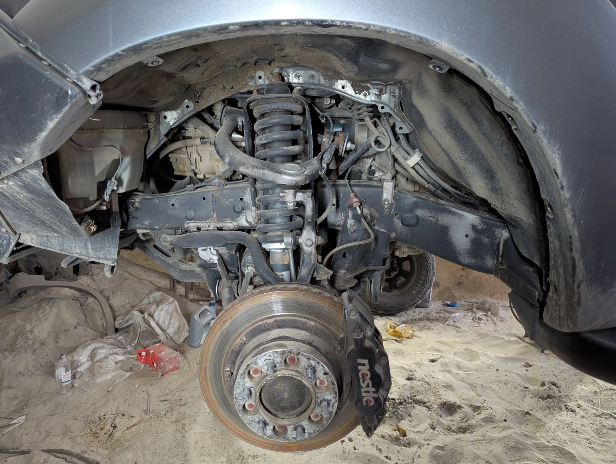 After the cleaning, we bought Rosinante a nice anti-rust treatment for most of the metal parts of the frame, rear bumper, wheel suspension etc. This is her after cleaning .