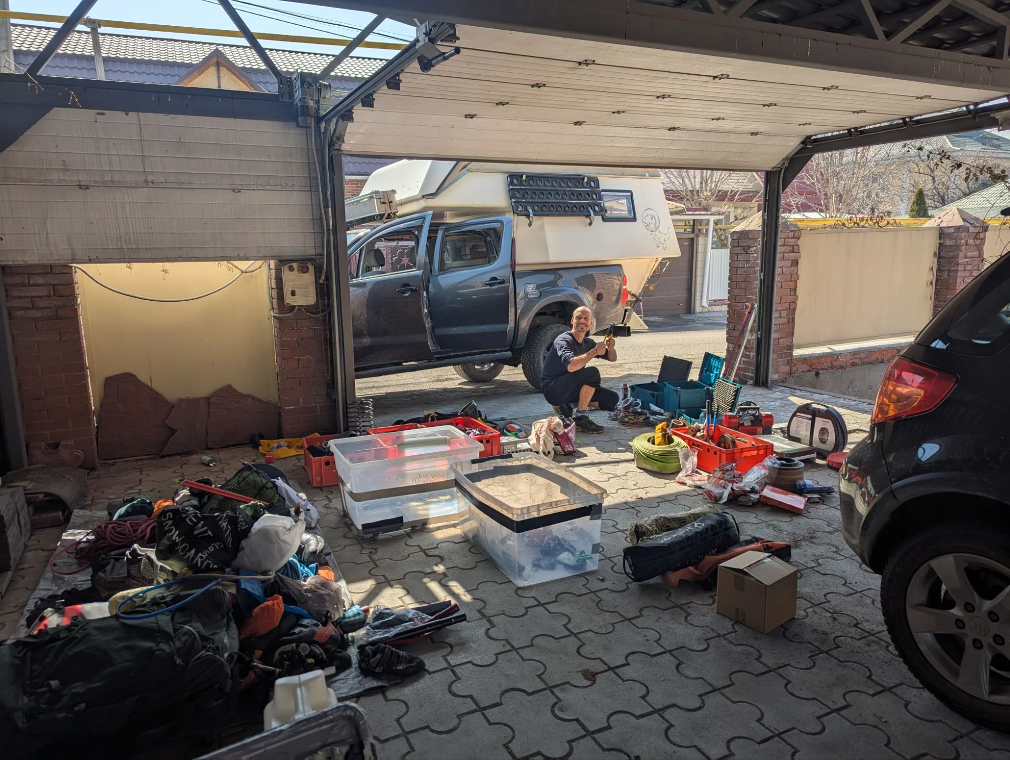 After that we put everything back inside and it went very well. Letting go of some stuff absolutely helped. Especially because we wanted to keep the snowboards inside the driver&rsquo;s cabin to protect them from the weather etc.