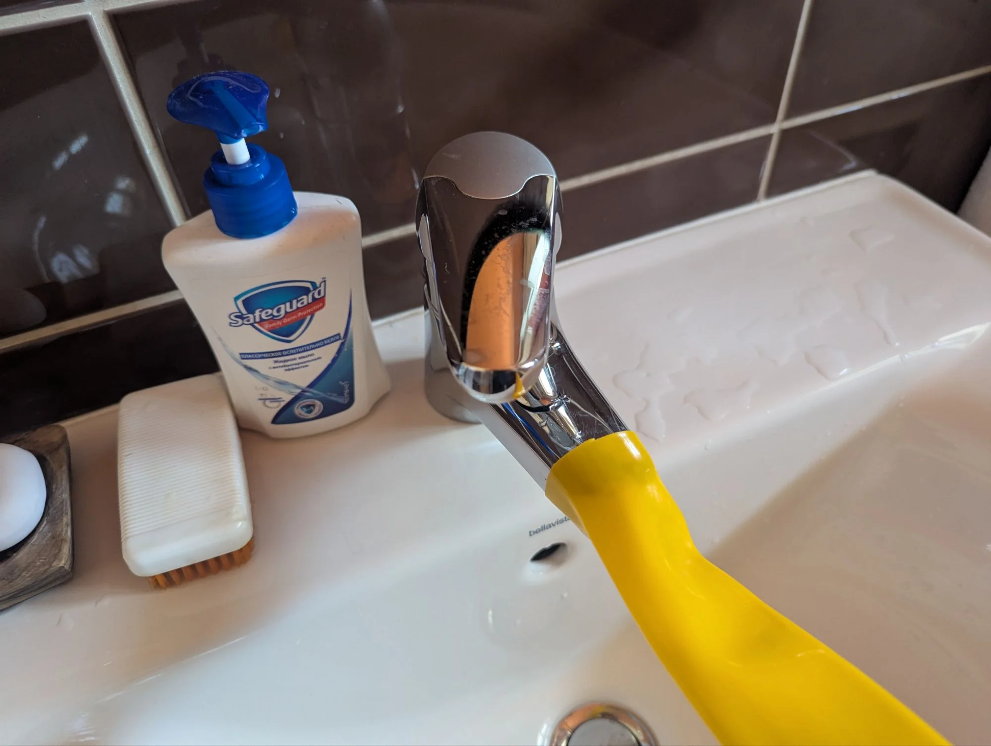 The last day, we cleaned everything we used and when I was cleaning the shower bath, the holding for the shower gels fell off the wall and smashed the shower faucet. I got pretty pissed. Especially because I knew our friends would come back the next day and I imagined that it would not be so nice to come home with a kid and having no shower or bath.  Because of the insurance, we did not try to repair it. In the end, we found a temporary solution in using a hose we were about to trash.