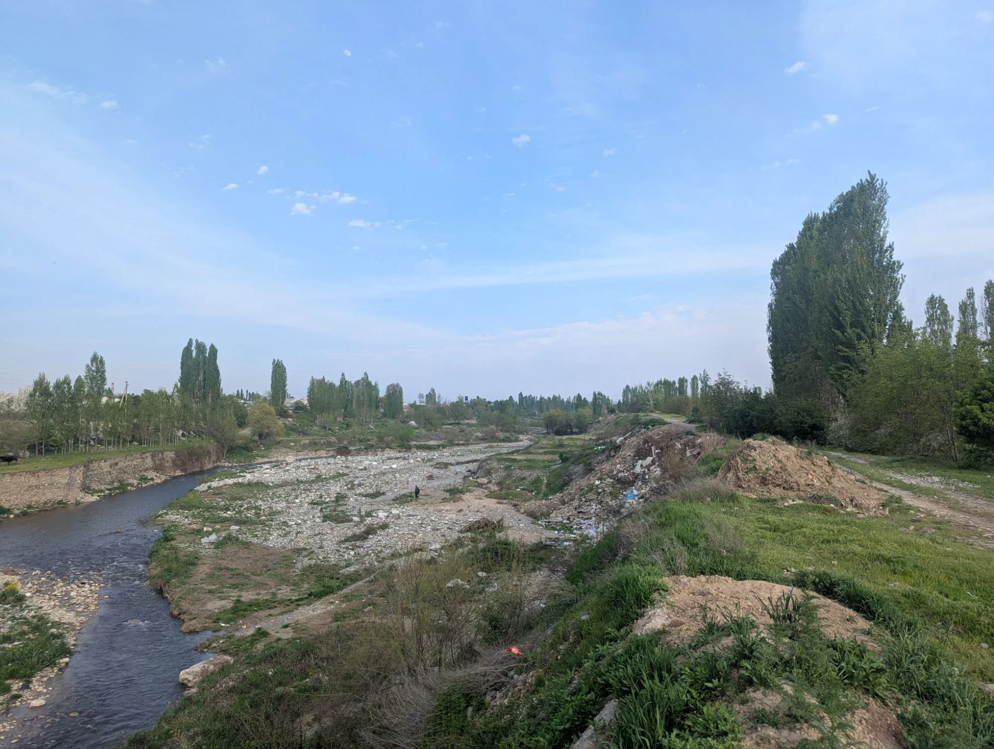 From Bishkek we went into the direction of Osh to cross the border to Uzbekistan to then continue to Tajikistan, Uzbekistan (again), Afghanistan, Pakistan, and India. Sometimes the areas around rivers in the stan countries are irritating: for me rivers are mostly the nicest nature places but here often the rivers are used as trash dumps.