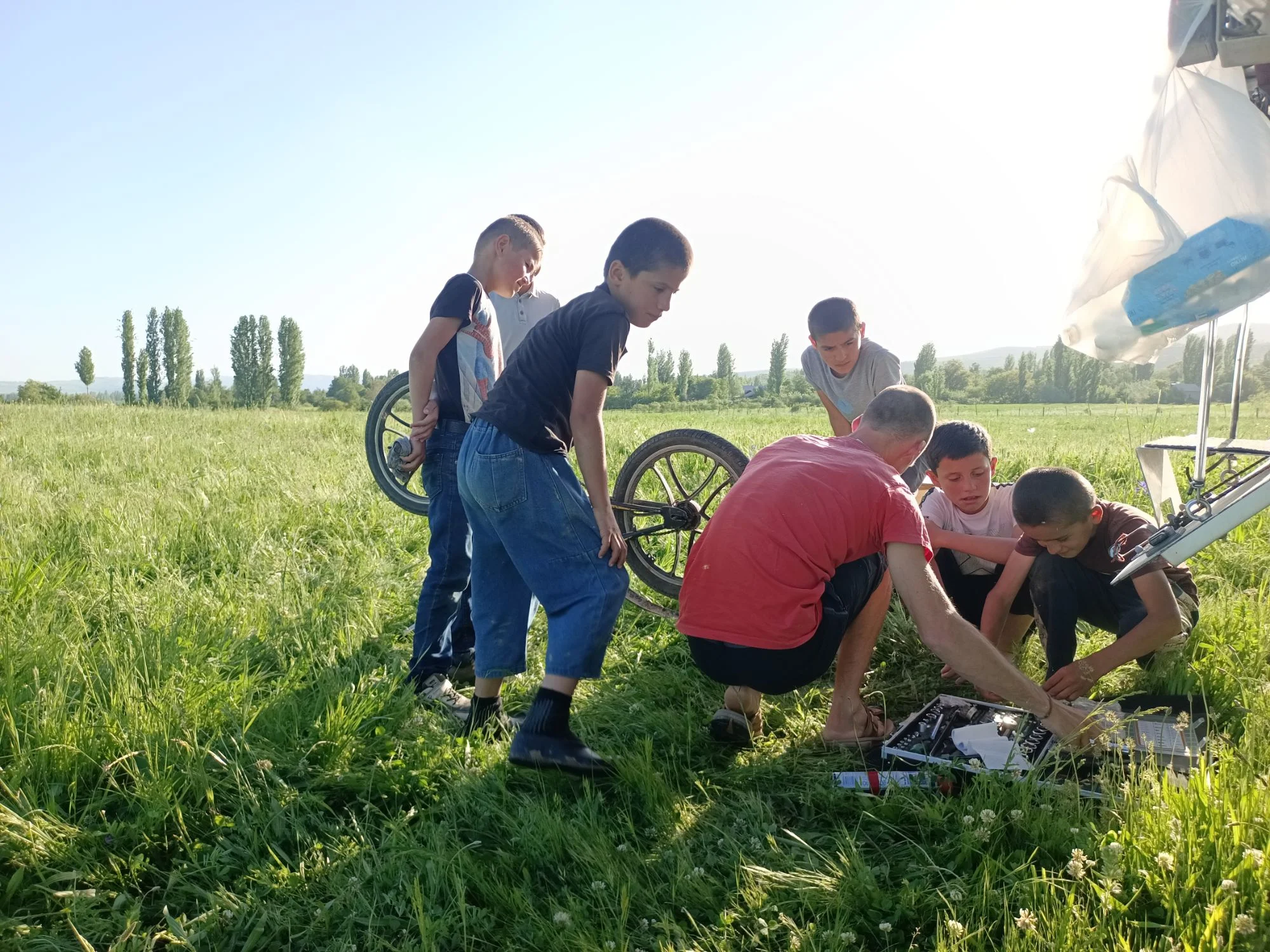 We continued our way and found a nice spot in the greens close to a small town. Soon everyone in the town seem to know that someone interesting had arrived and so we met a whole lot of locals. Especially the kids were very interested and sometimes just sit in front of us and examined what we were doing for hours. We played with the cajon, fixed a bike, and mostly had fun with them. Some of the locals spoke a bit of German and some a bit of English. Especially one young man impressed us: Abudakha. He had been learning English a lot and loved to talk and practice with us. We talked a lot about the differences of Tajik and German culture and life and learned a lot.