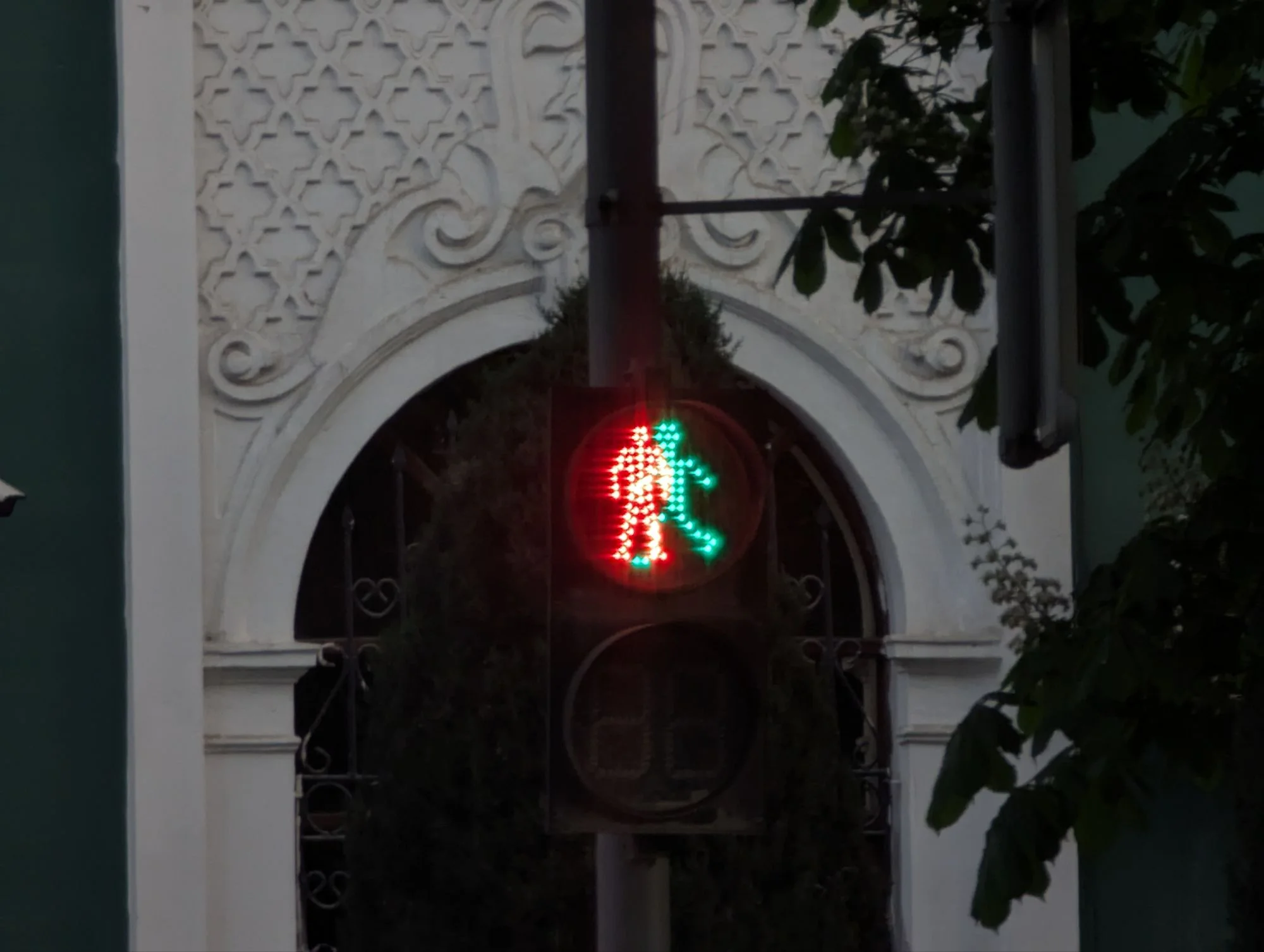 The traffic lights in Tajikistan make the impossible possible: green and red at the same time.