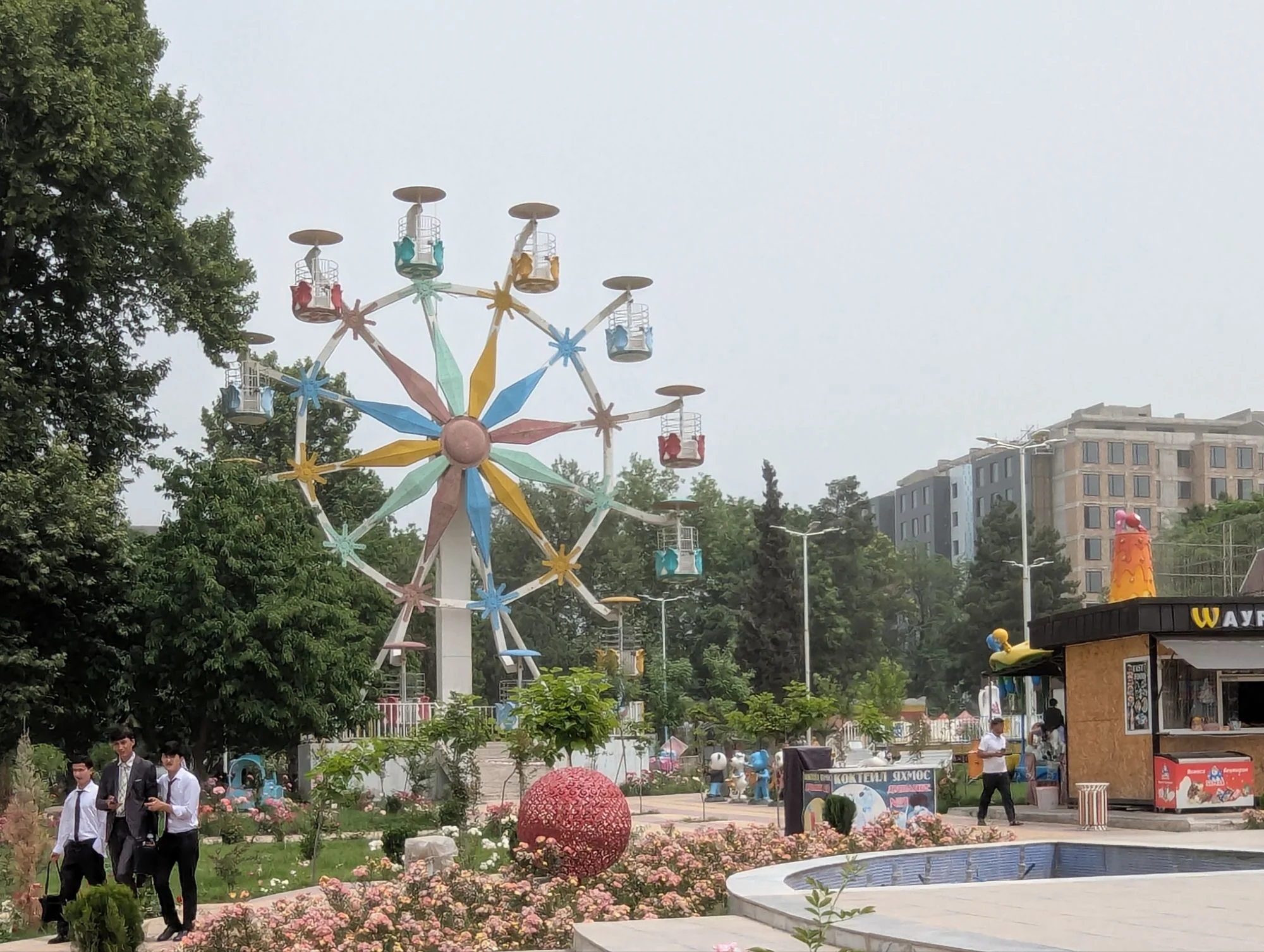 So we went to visit the small town of Kulob. Again I liked the old stuff the most. Like this small fairy wheel.
