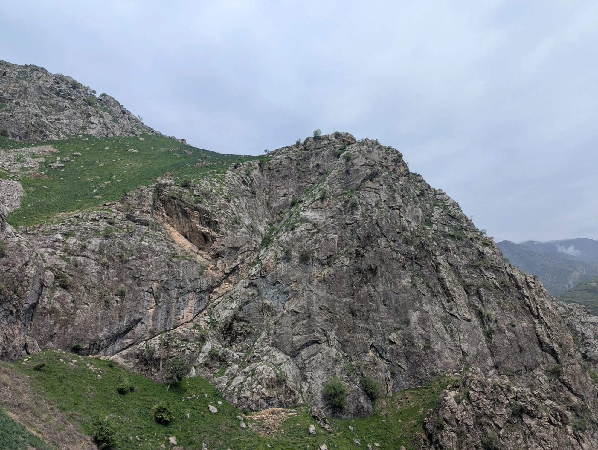 With some research, we had found this rock/ sport climbing area in Vazob, Tajikistan. And from that point on, it had been clear, that we wanted to visit it. The crag looked amazing!