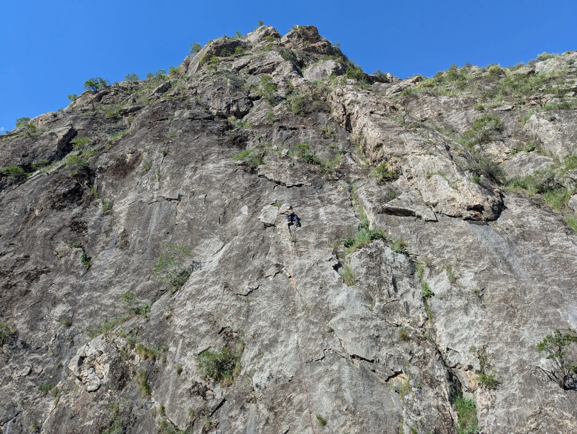The rock was located in pure nature and we loved climbing there. Although the routes were sometimes pretty adventurous and it was often not obvious which anchor points we should use in the multi pitches. So everything was a bit experimental and we would not recommend this area for beginners.