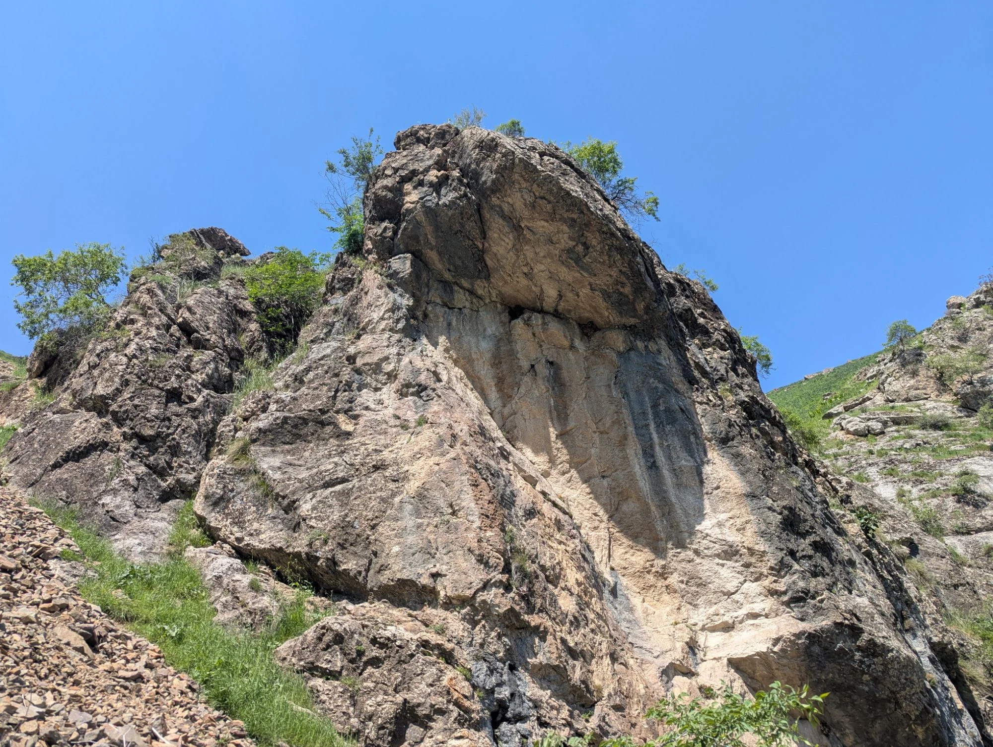 We managed to climb four routes. This one here is the toughest one on that crag. The overhanging is completely part of the route 🤣 We did not do this one&mldr;