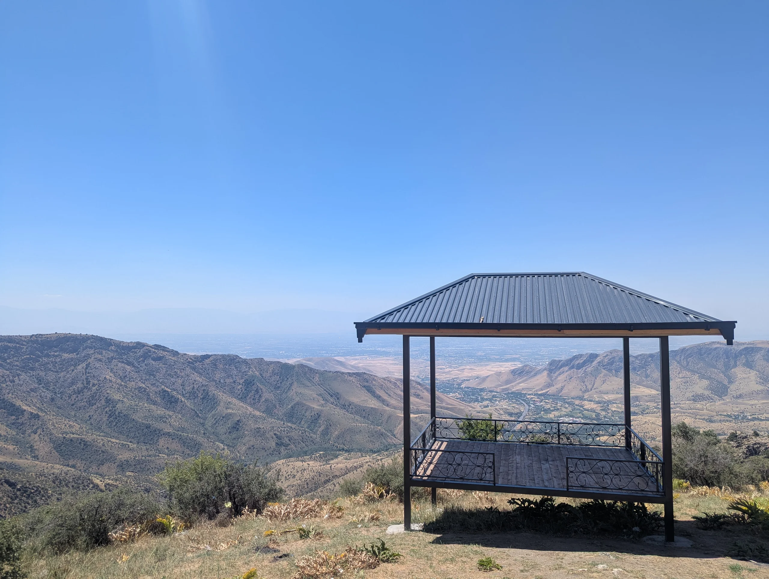 We went on and found a pretty nice, remote spot near a pretty touristic area. There we did another hike. These pavilions on the photo were very new and had a great view but not accessible for cars because the track leading there was closed. Here&rsquo;s our tour on komoot.