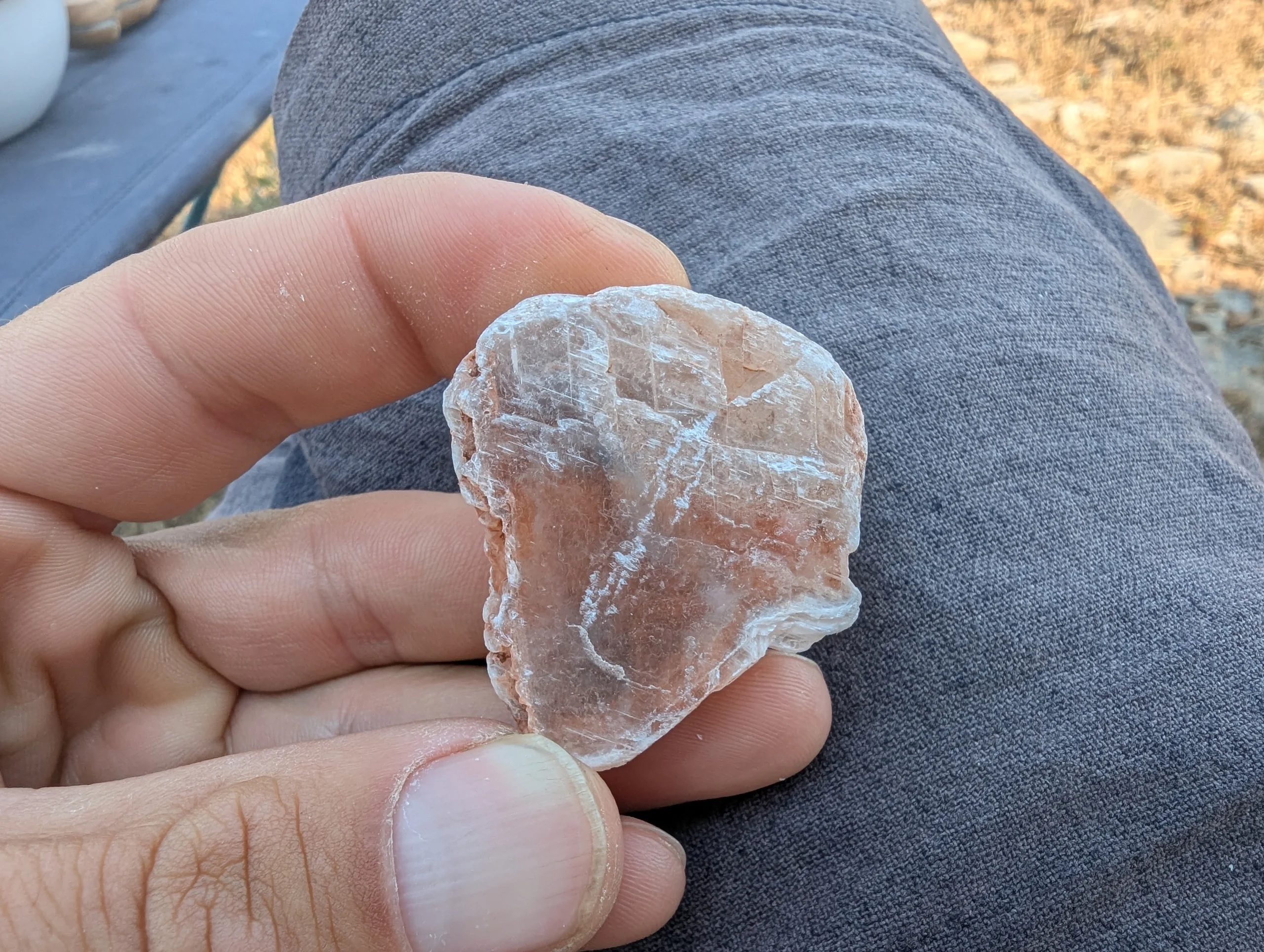In the canyon, we found a lot of beautiful stones for Racki&rsquo;s next macrame creations.