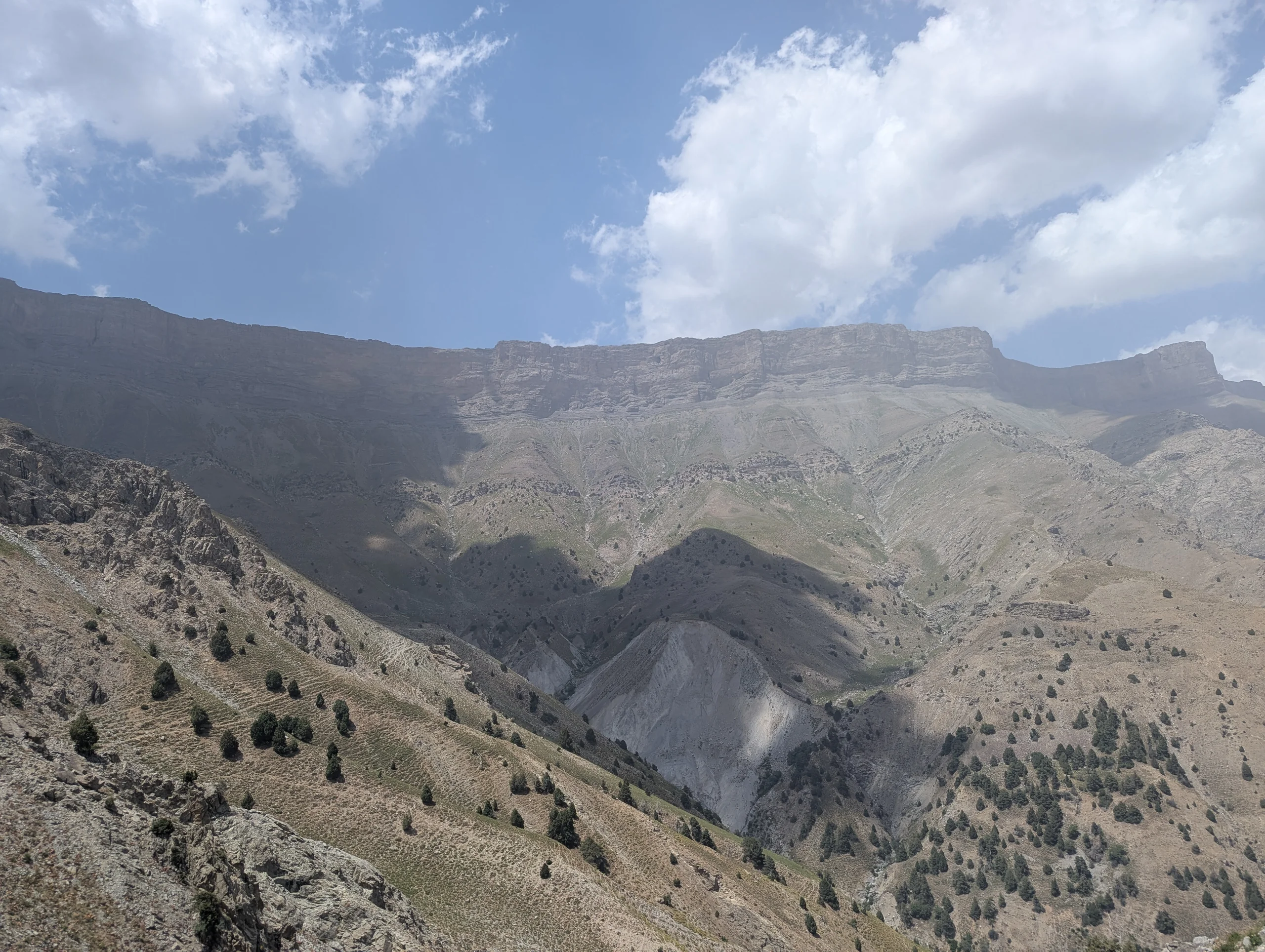 We did a nice hike to a waterfall we had found on the map. But there was no waterfall (anymore). But still the hike was nice. We met a lot of goats, sheep and their shepherds.