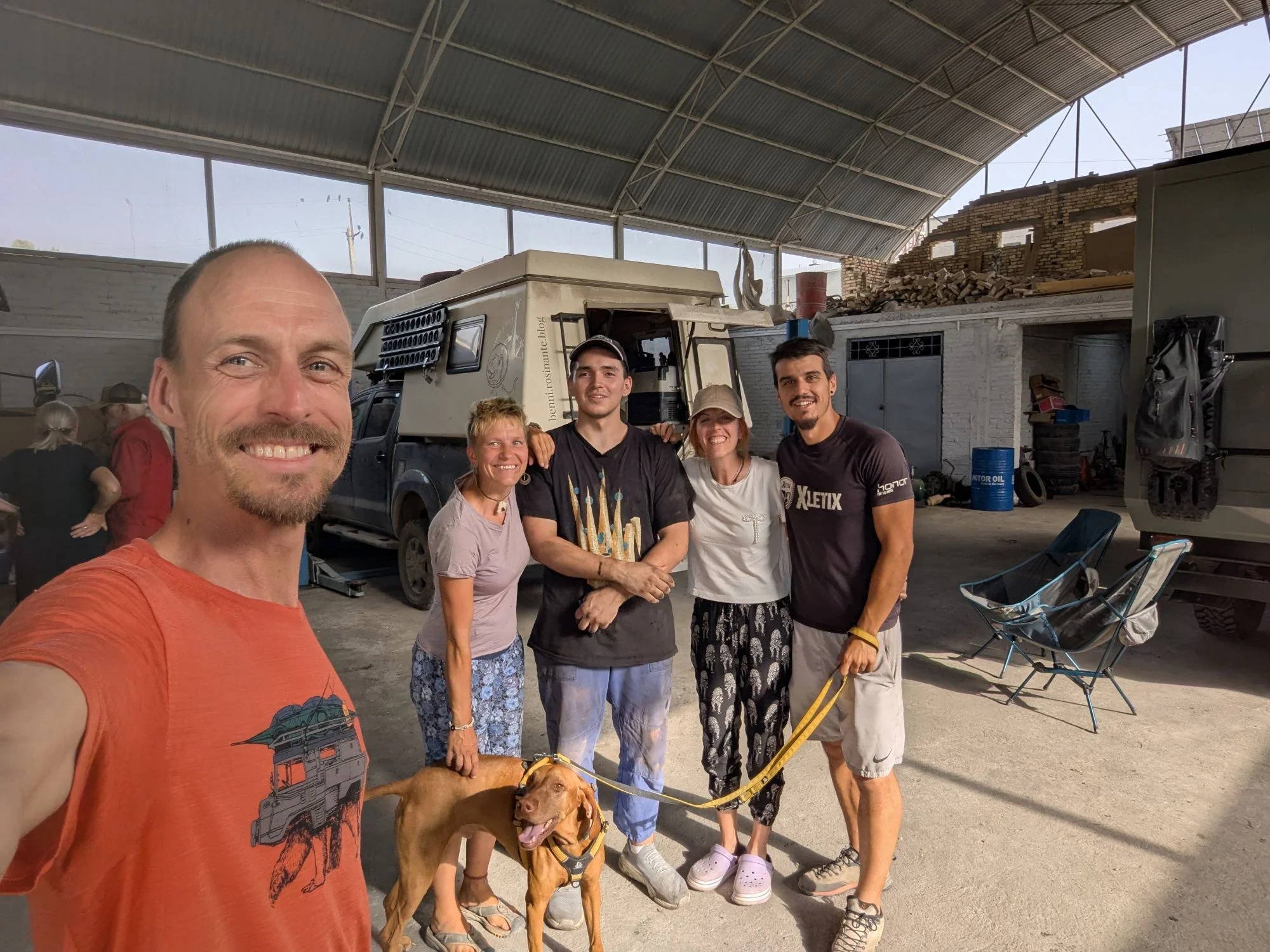 And the day at the garage was pretty fun as well. We met our mechanic friends again and got to know a nice couple from Spain.