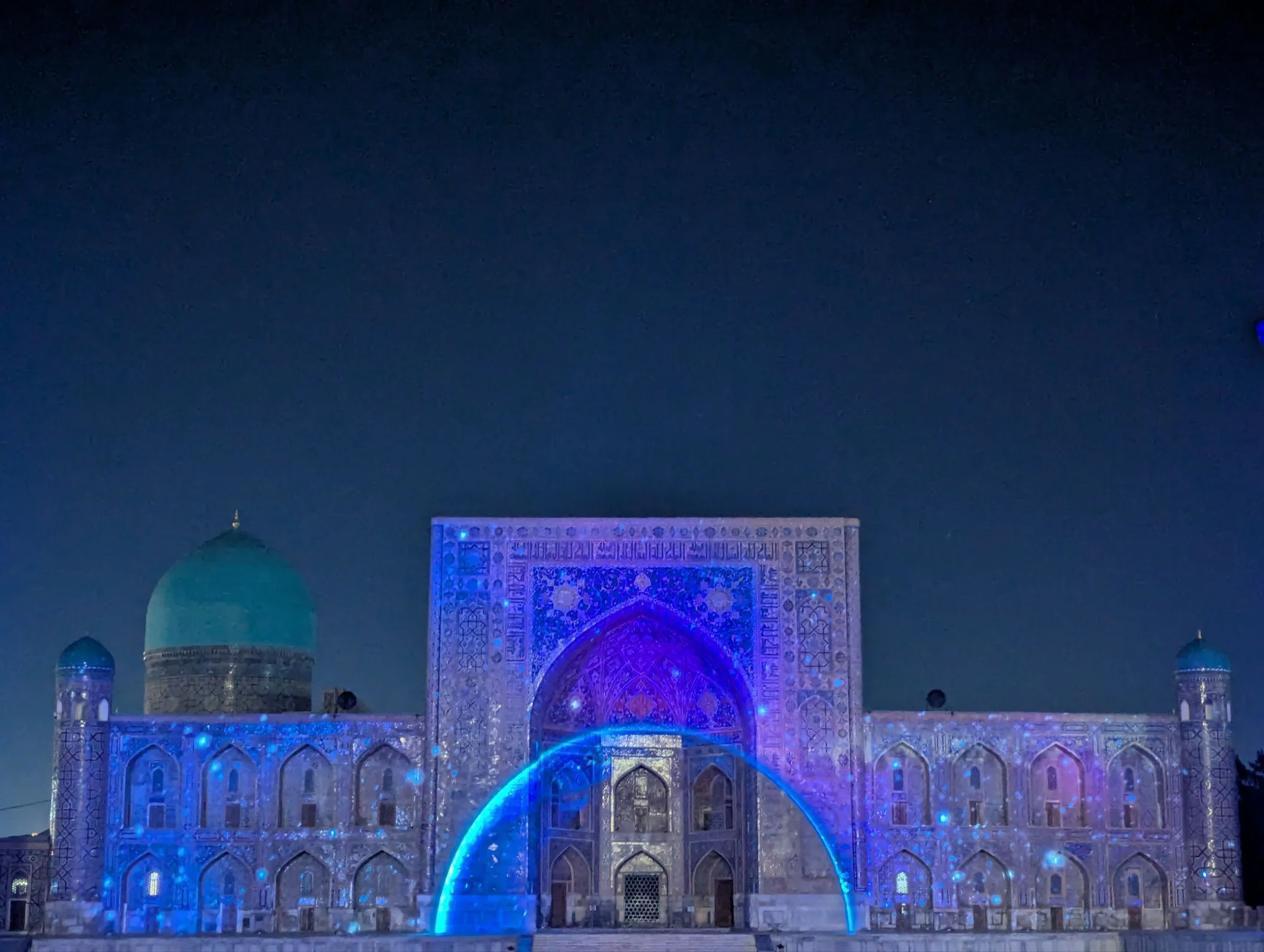 We are not so much interested in city sight seeing, but the light show on the most famous historical buildings was nice and beautiful.