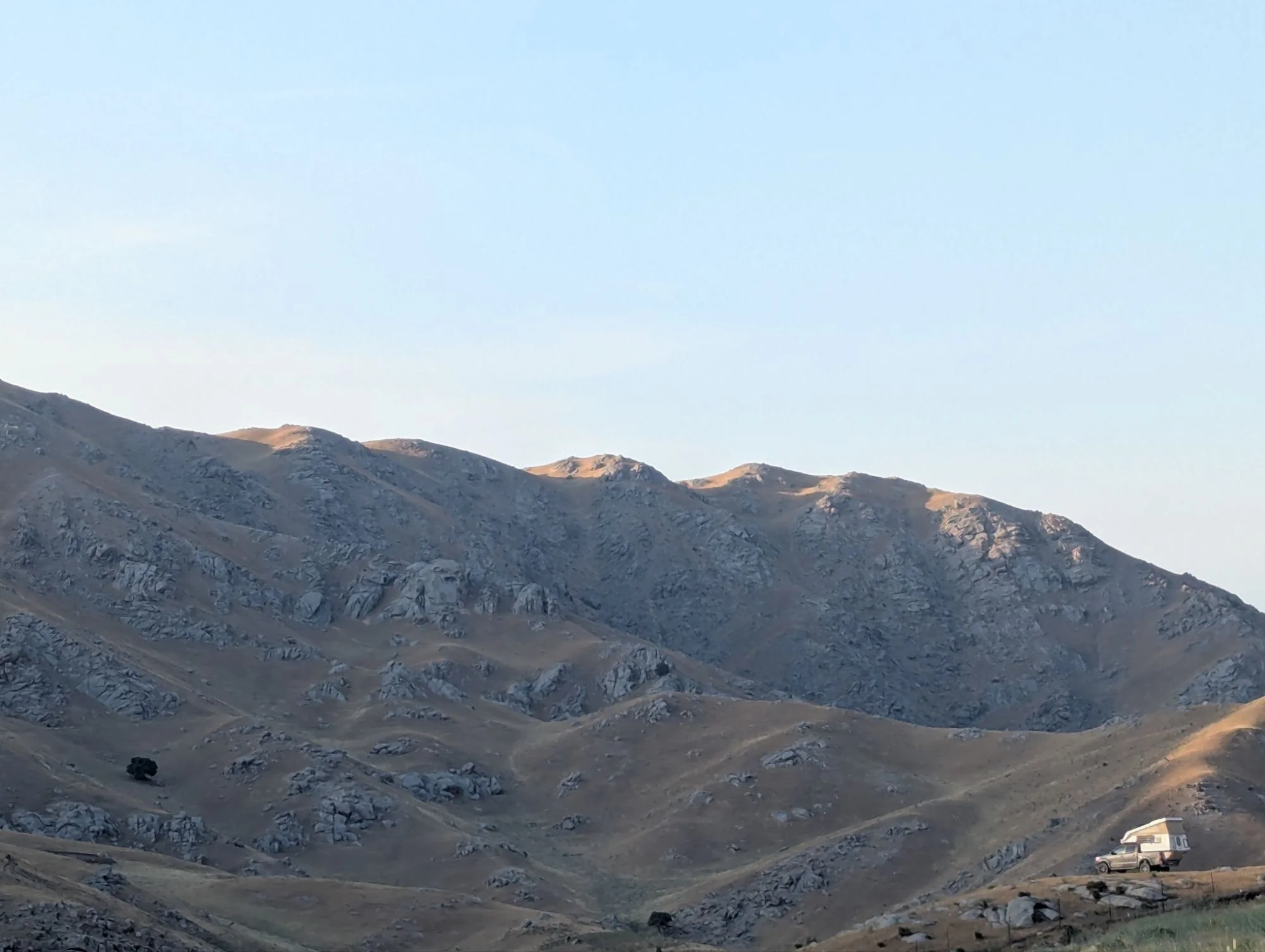 After some days in the city, we went up some low mountains to have it colder and to do a pretty long hike. Our camp spot was beautiful.