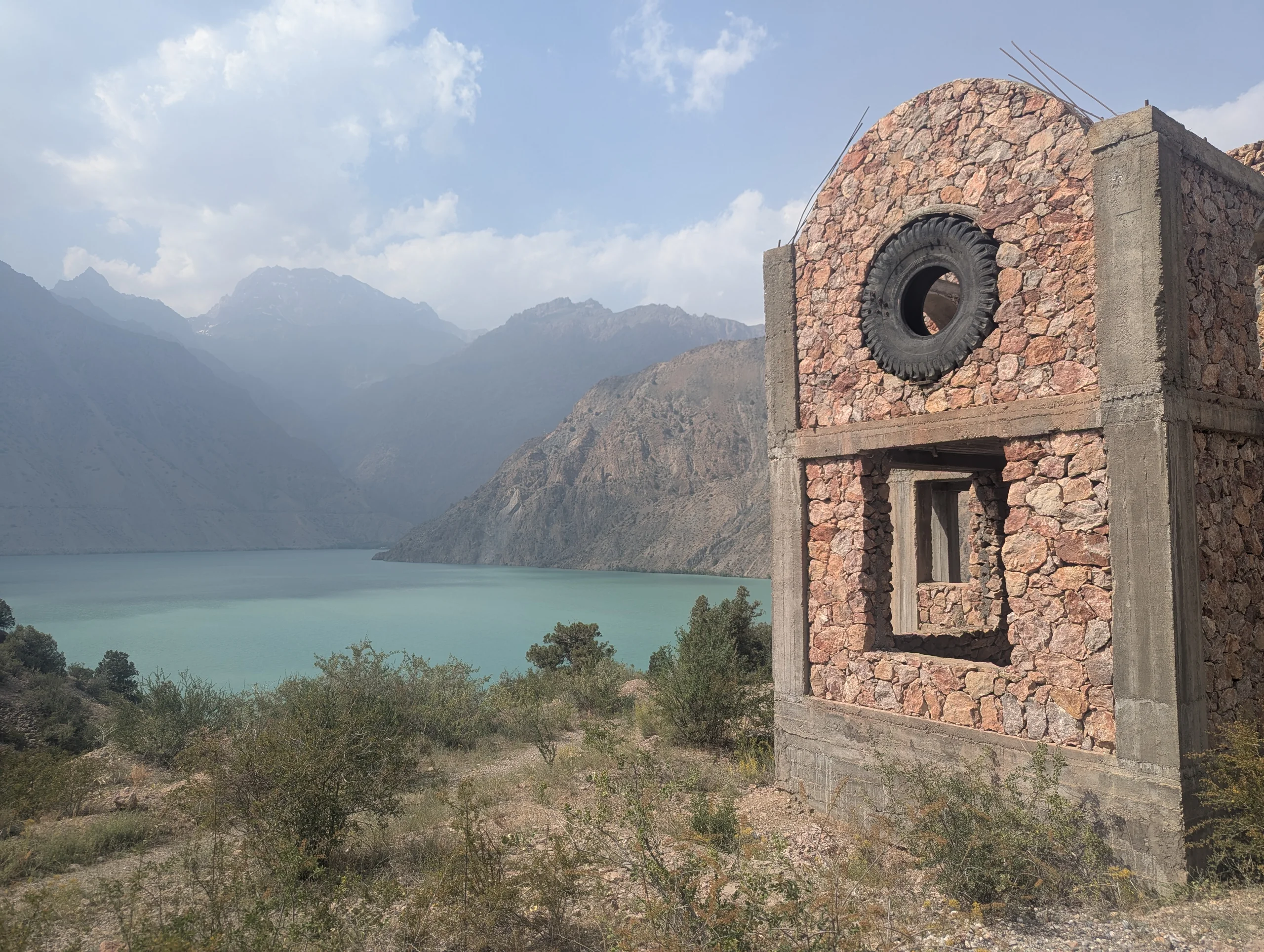 We escaped the mosquitos and searched for a place at the lake with less trees in hopes that there we would face less of these angry monsters. On the way we found this ruin which never got finished. But we loved the tyre strategy they had used.