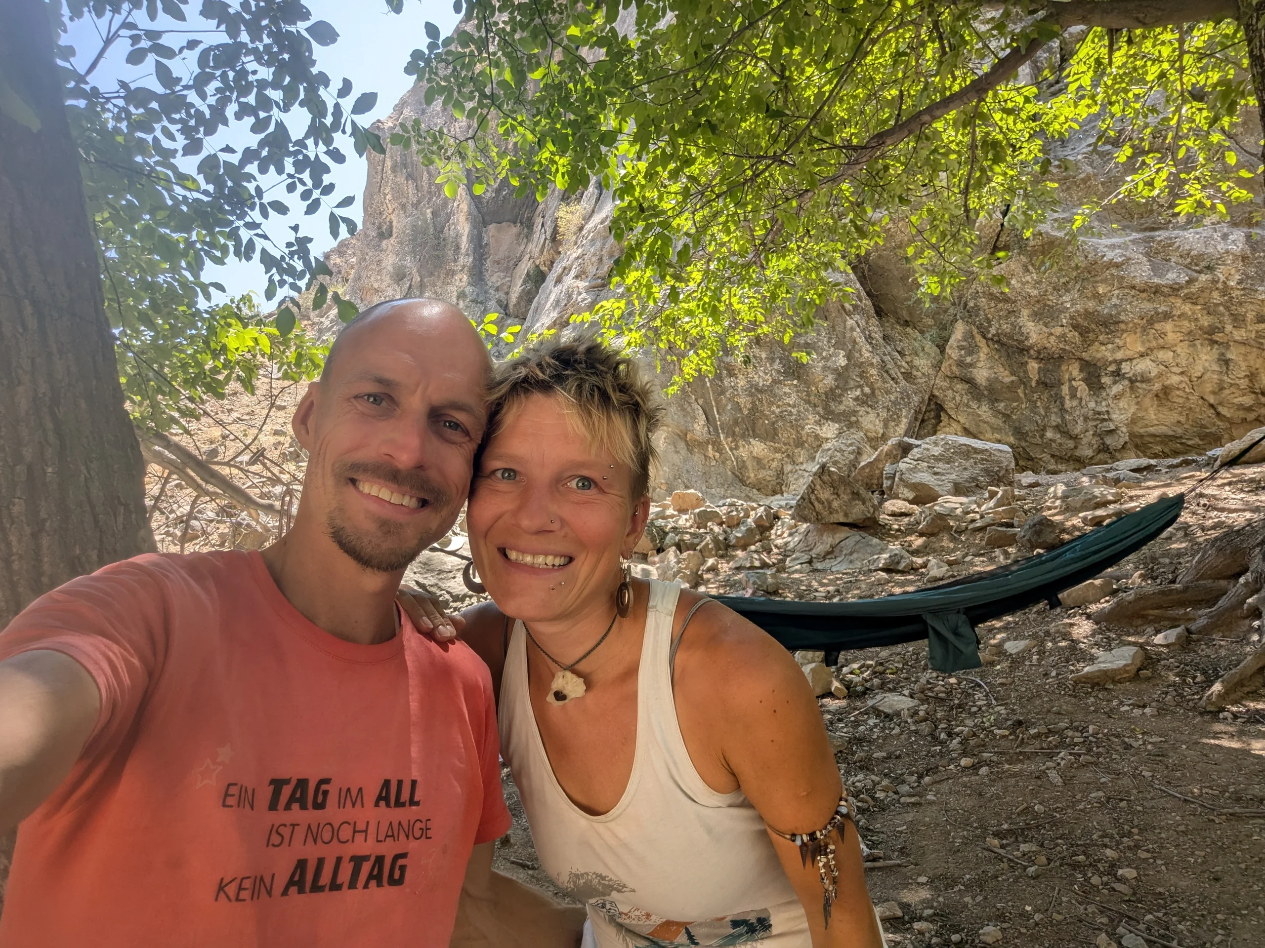 Our next stop was at another small climbing area. It was super hot, but directly at the climbing routes there were three big trees and so this place was just perfect for climbing and chilling in the summer heat.