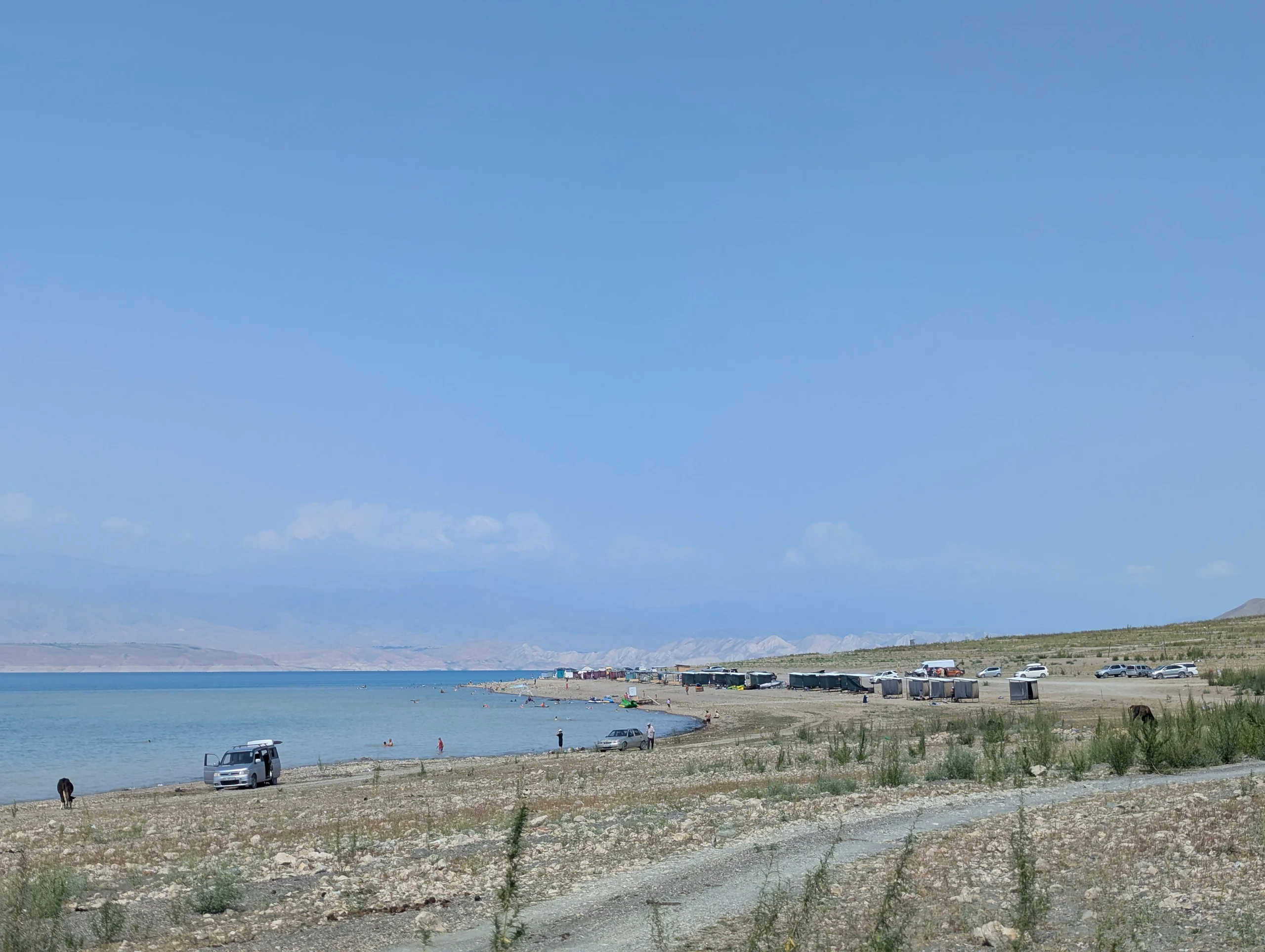 We decided to go back to Issyk Kul (the biggest lake in Kyrgyzstan, the fourth biggest mountain lake in the world) 😯 On the way there, we took a break at the Toktogul reservoir. We had been there a couple of times in the last year but now the locals had been building up some tourist stuff: yurt camp, umbrella rental, etc. 💸