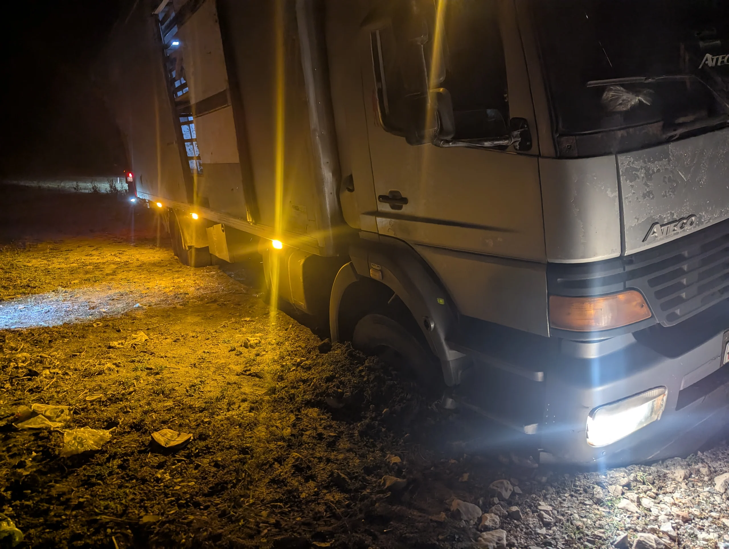 But still we had a good time, helped two families to recover their cars after getting stucked, got some food gifted and finally helped to recover a local truck with the big off-road overlander truck of another German traveler couple. It was the first recovery of a truck for us and that made me even more happy to have a car instead of a truck&mldr; But the local truck driver was super relaxed and grateful. And I learned why there are quite many completely destroyed truck tyres on the sides of the roads: the truck drivers don&rsquo;t have the tools to remove a flat one and so they keep going until it falls off on its own 👩‍🔧