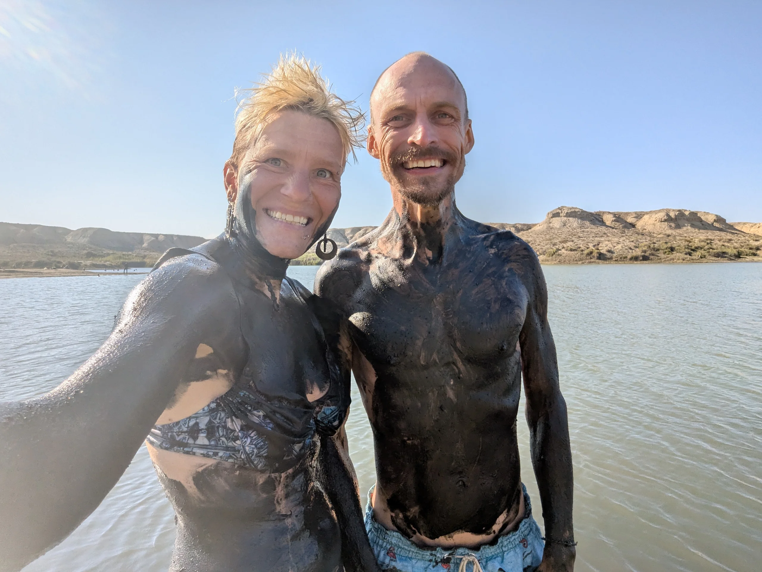 At the Issyk Kul, we visited some sites we had not been before and took a swim in a super salty small lake. Perfect for non swimmers. It was not possible to sink in that one and it was very healthy 🪄