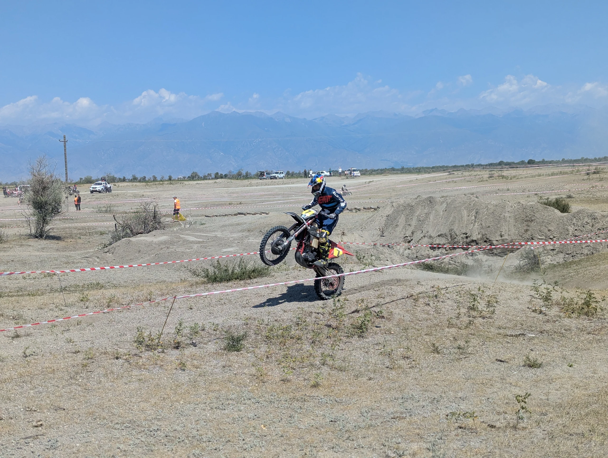Most of the visitors camped in the festival area in cars or tents and they did a lot of motor sport. First came the motocross and after that the quads 🎉