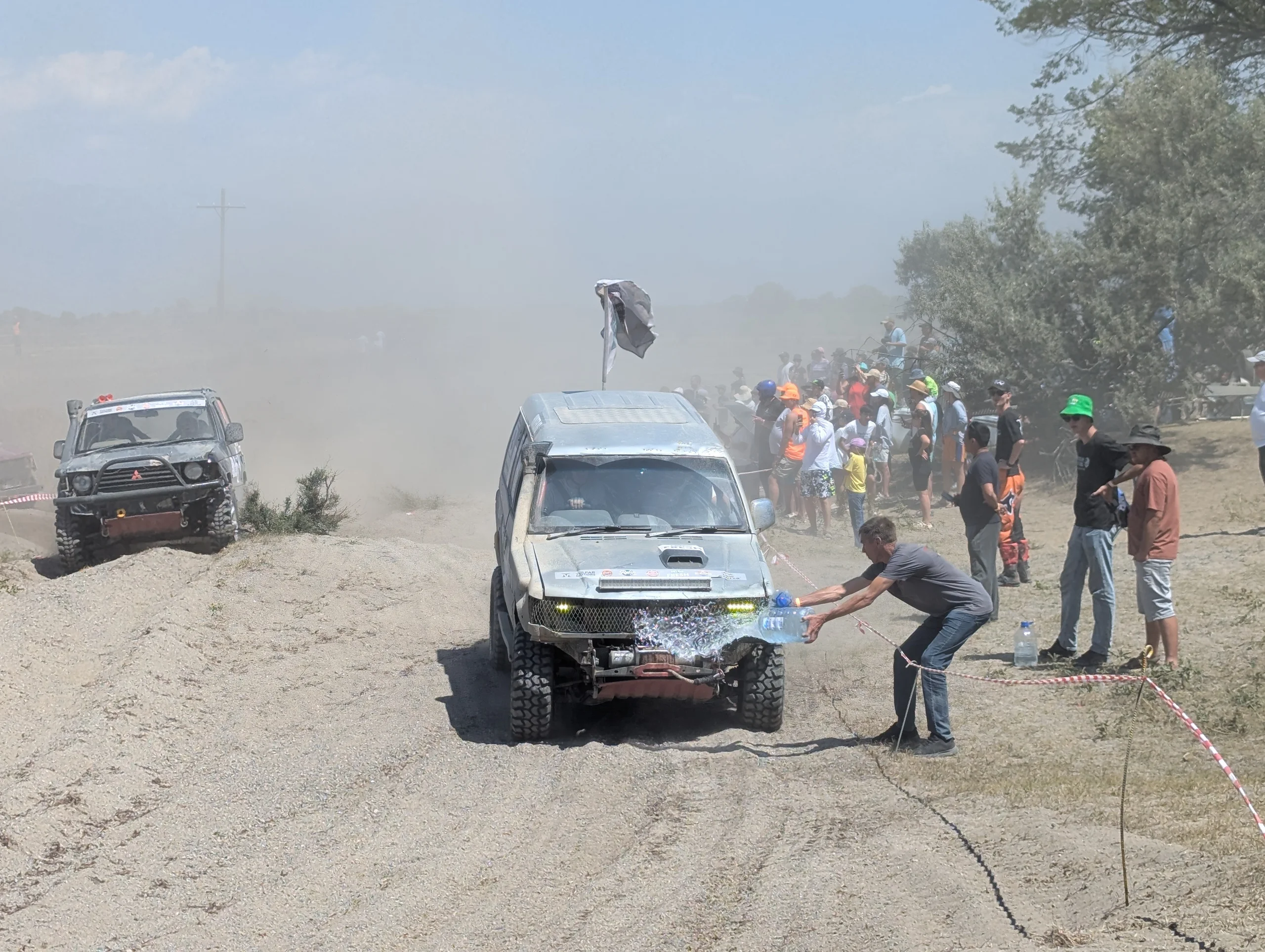 They had good strategies to cool their cars during the race 💦
