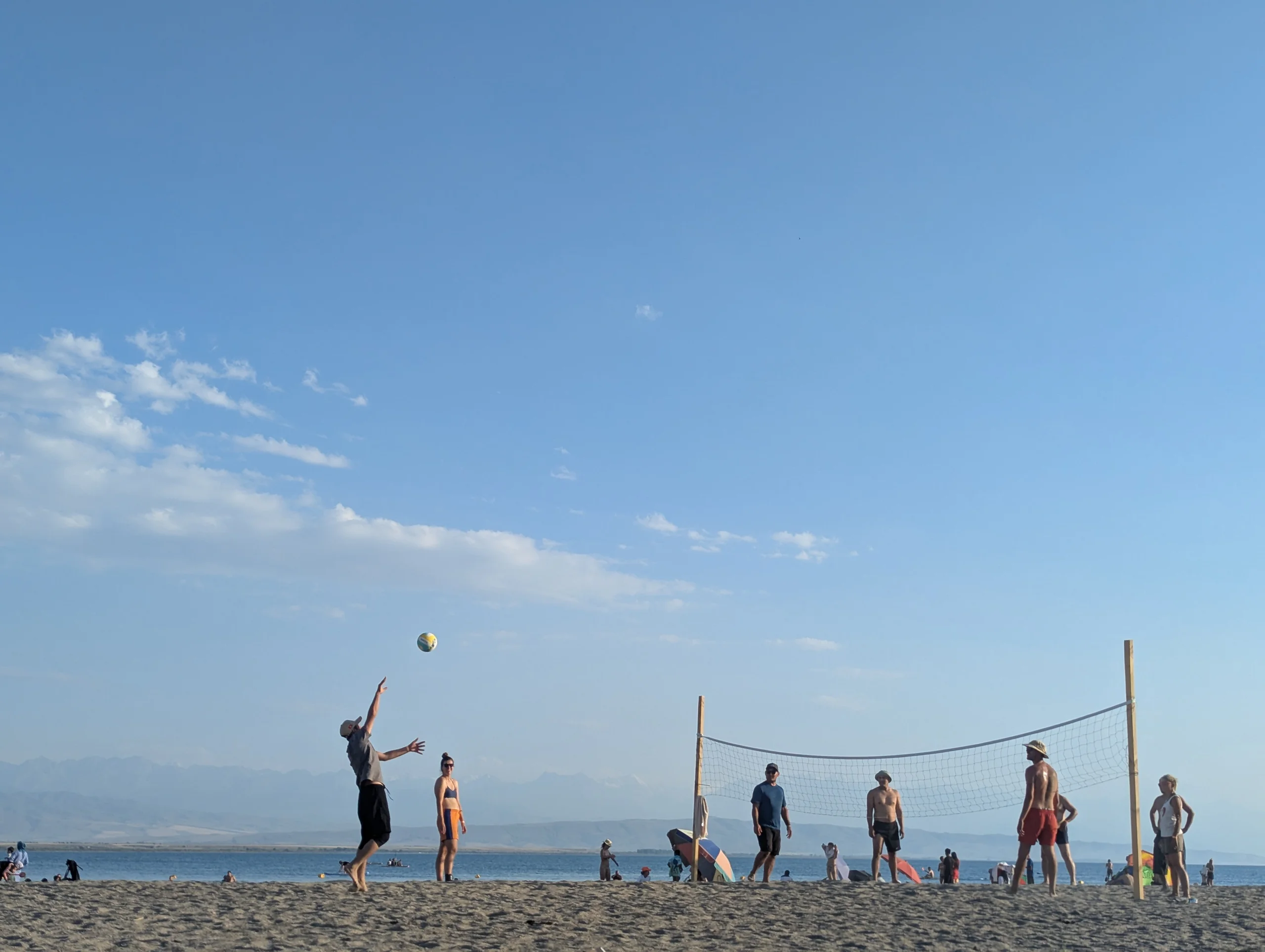 We played beach volleyball, were swimming in the lake and had a good time with our neighbors 🌞 Although the four of us were the only visitors from Europe/ western countries. During the day there were a lot of games going on and we had a lot of fries 😁