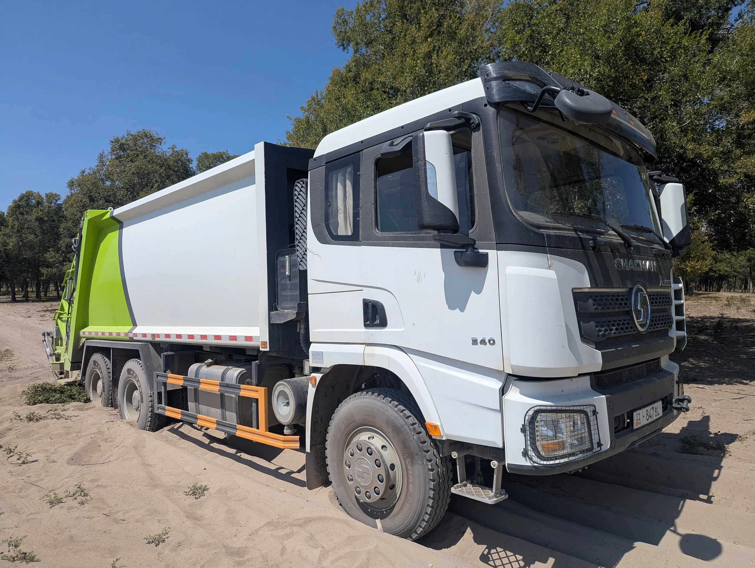 One day, the garbage truck which collected the trash from the festival got stuck on the sandy track near our camp spot. We tried to help them but with a truck like that it was pointless. The truck crew waited a long time, we gave them water and snacks but in the evening, they just left. I think the truck is still there 🙃