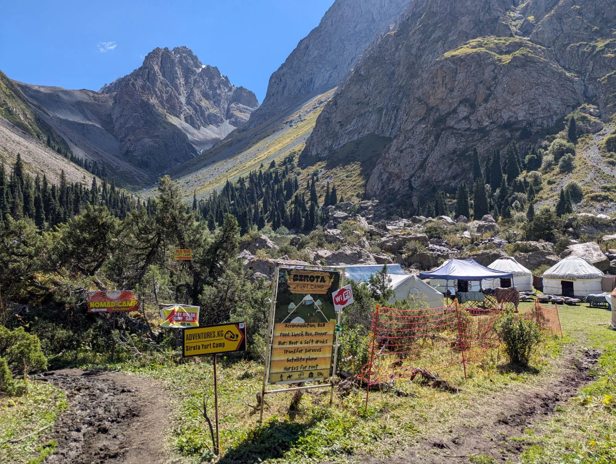 So we took the hike from our camp spot. On the way we came across very beautiful yurt camps 🎉