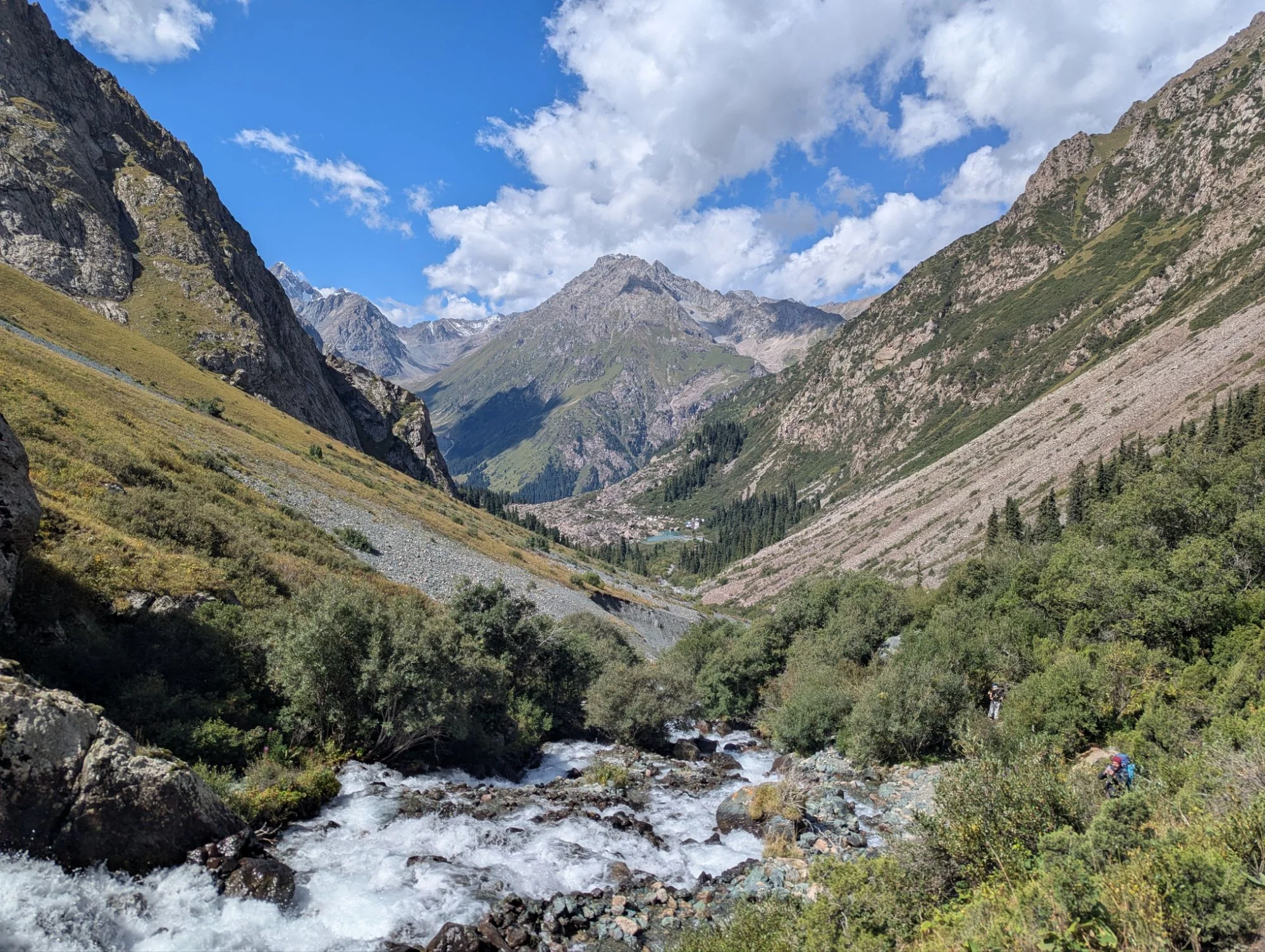 The hike was beautiful and very famous. We had never met as many hikers on a hike in central asia before 😁